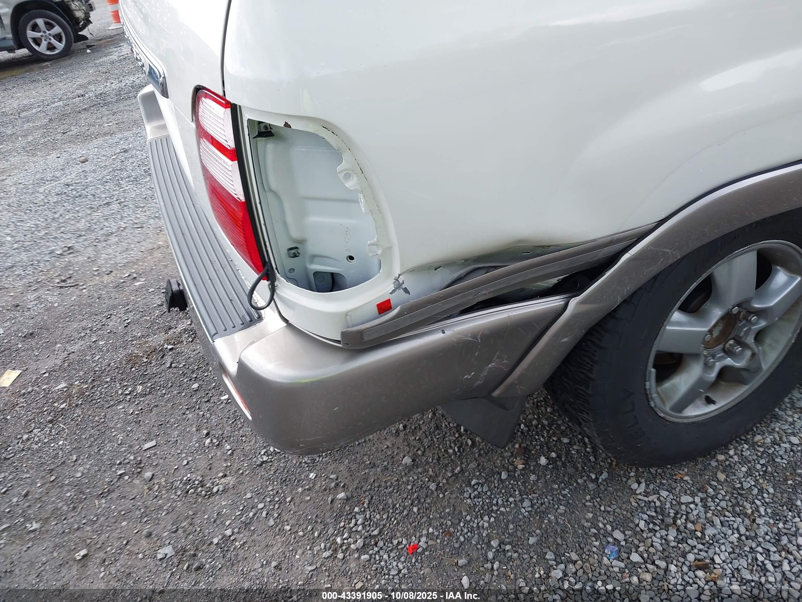 2005 Toyota Land Cruiser V8 White vin: JTEHT05J452080146
