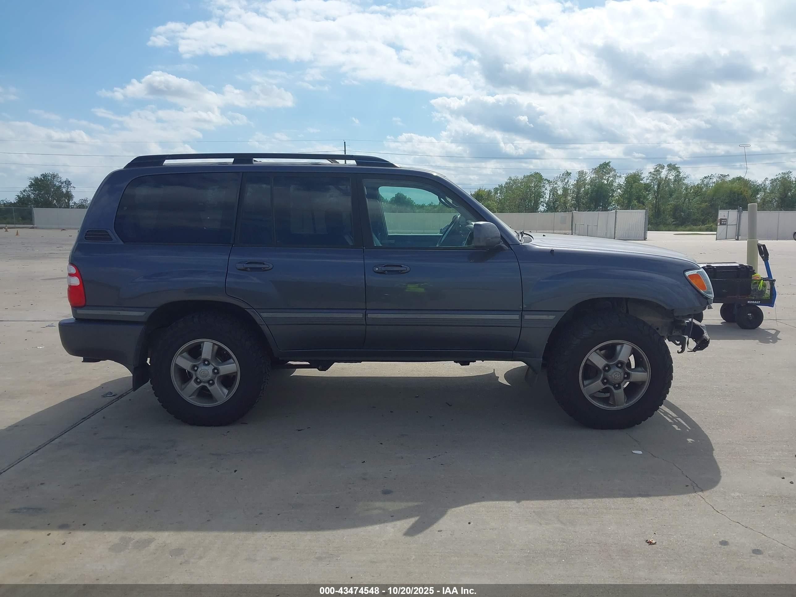 2005 Toyota Land Cruiser V8 Gray vin: JTEHT05J552070760