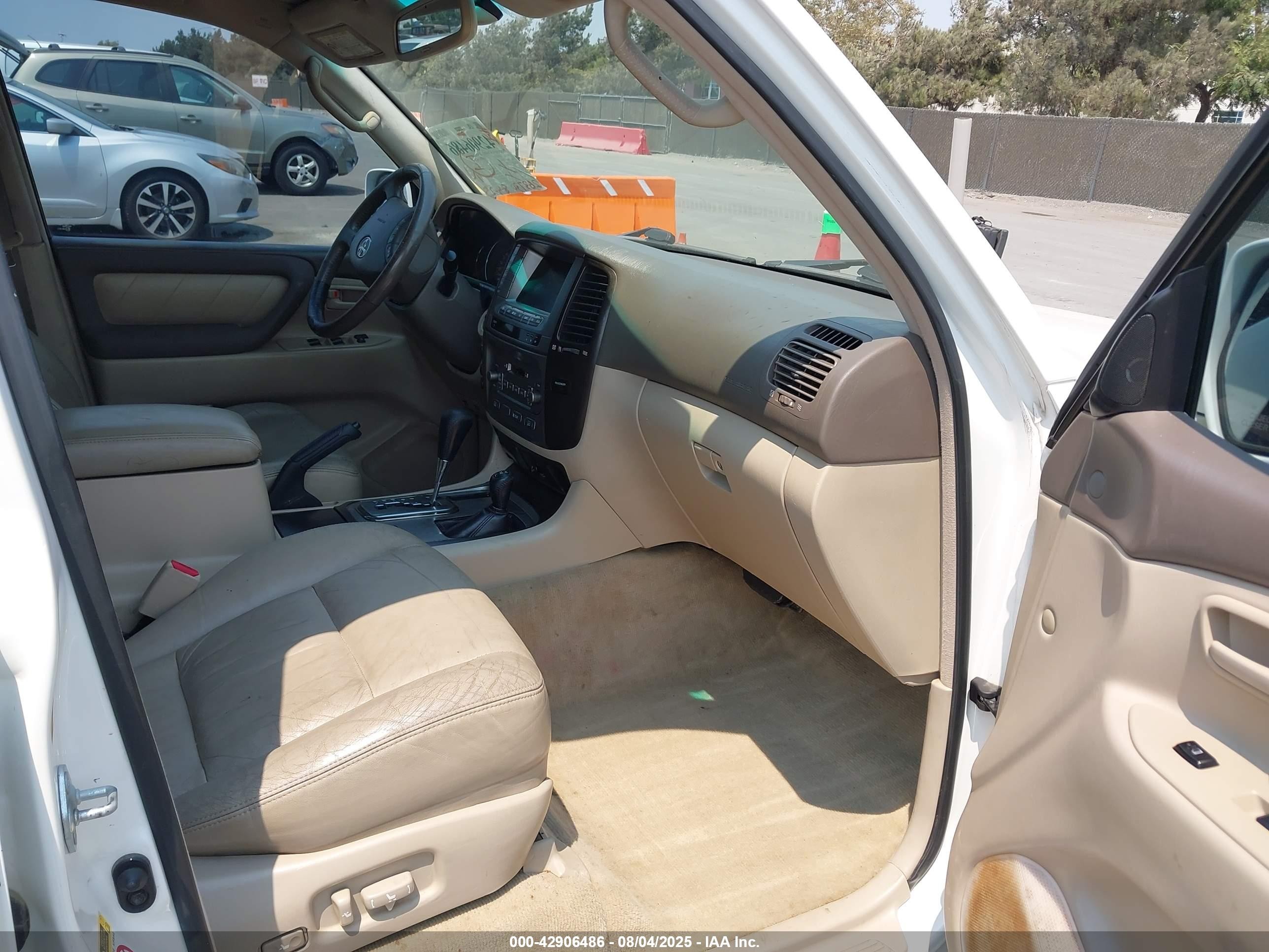 2005 Toyota Land Cruiser V8 White vin: JTEHT05J552080253