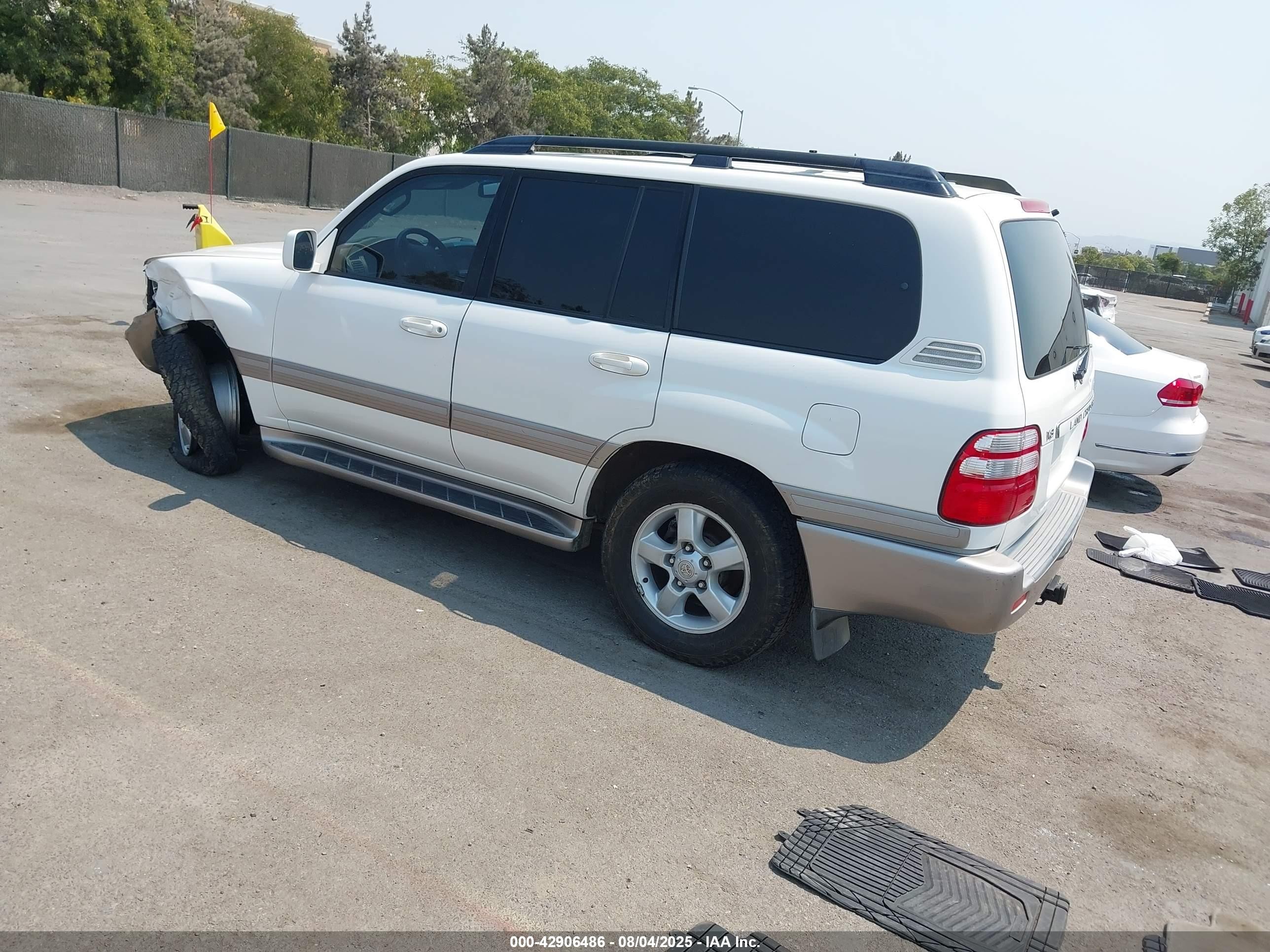 2005 Toyota Land Cruiser V8 White vin: JTEHT05J552080253