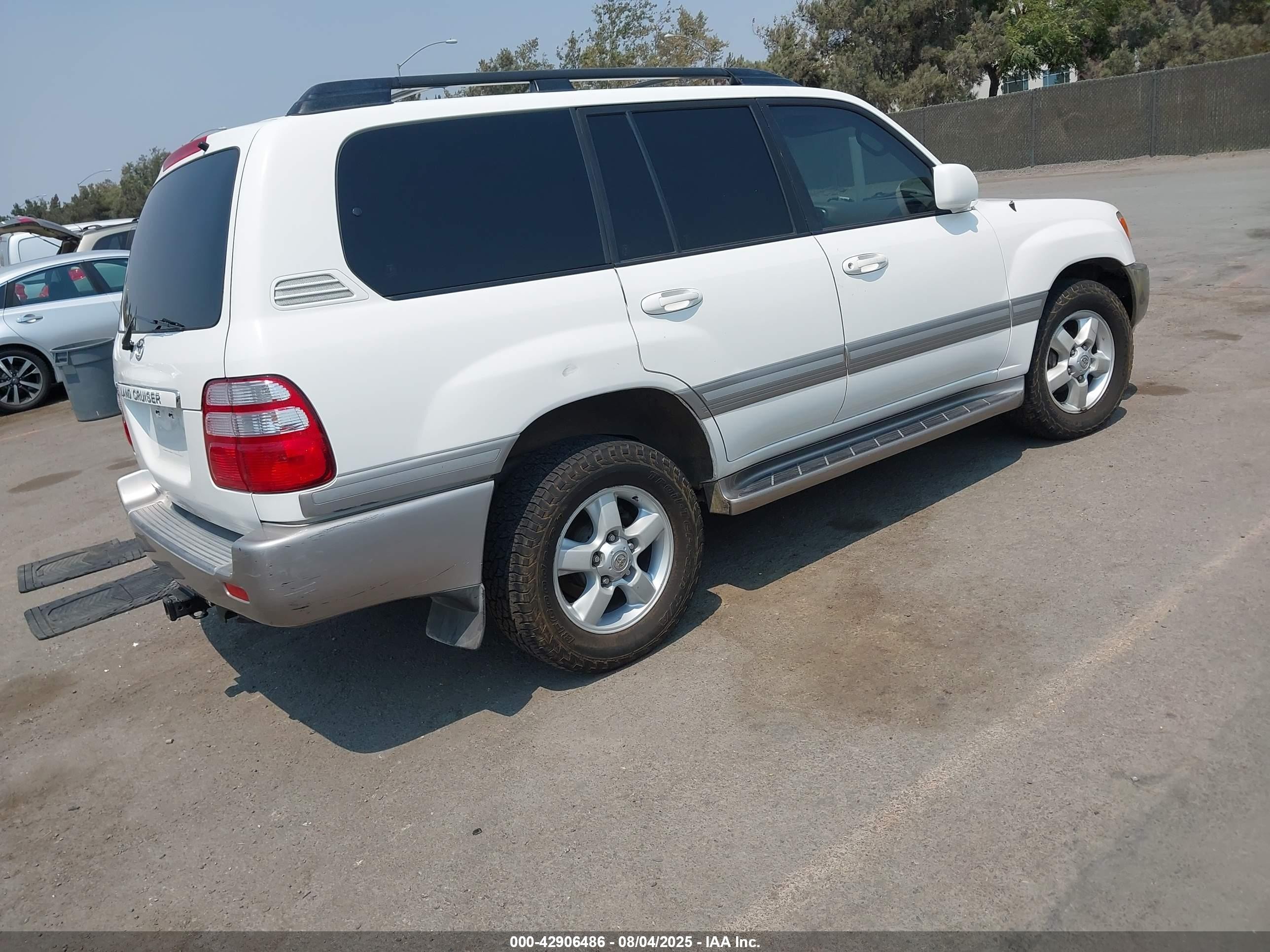 2005 Toyota Land Cruiser V8 White vin: JTEHT05J552080253