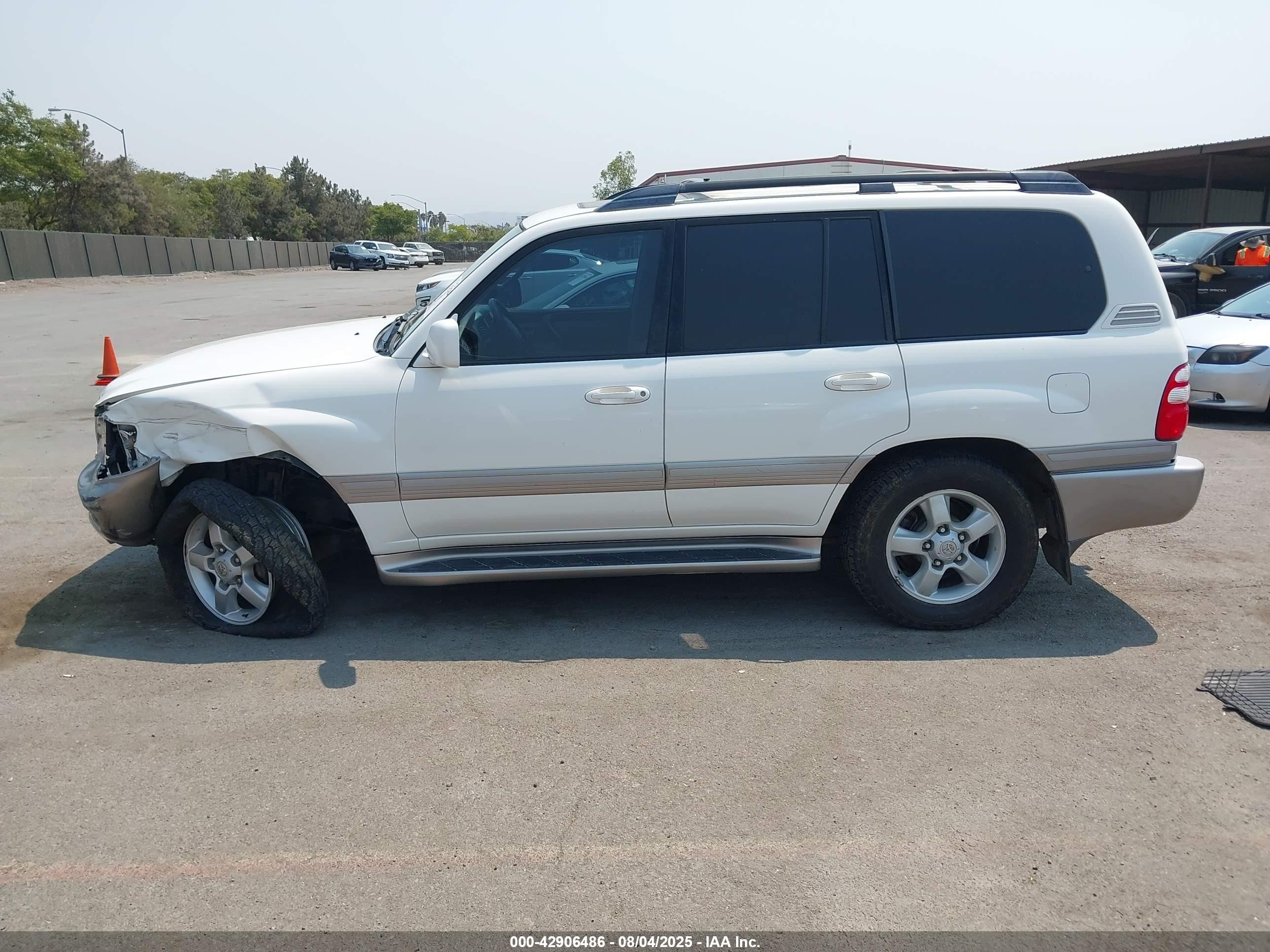 2005 Toyota Land Cruiser V8 White vin: JTEHT05J552080253