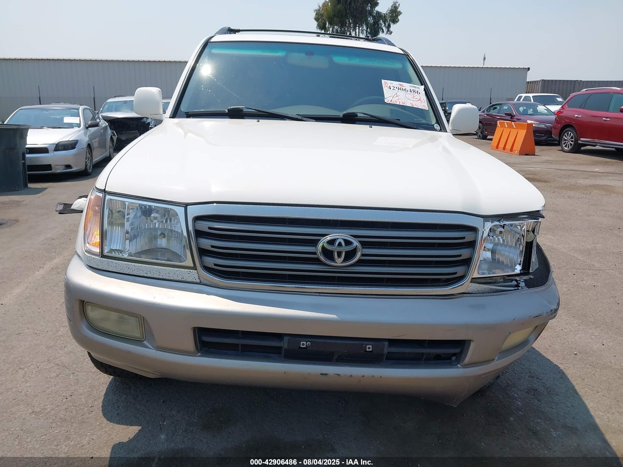 2005 Toyota Land Cruiser V8 White vin: JTEHT05J552080253