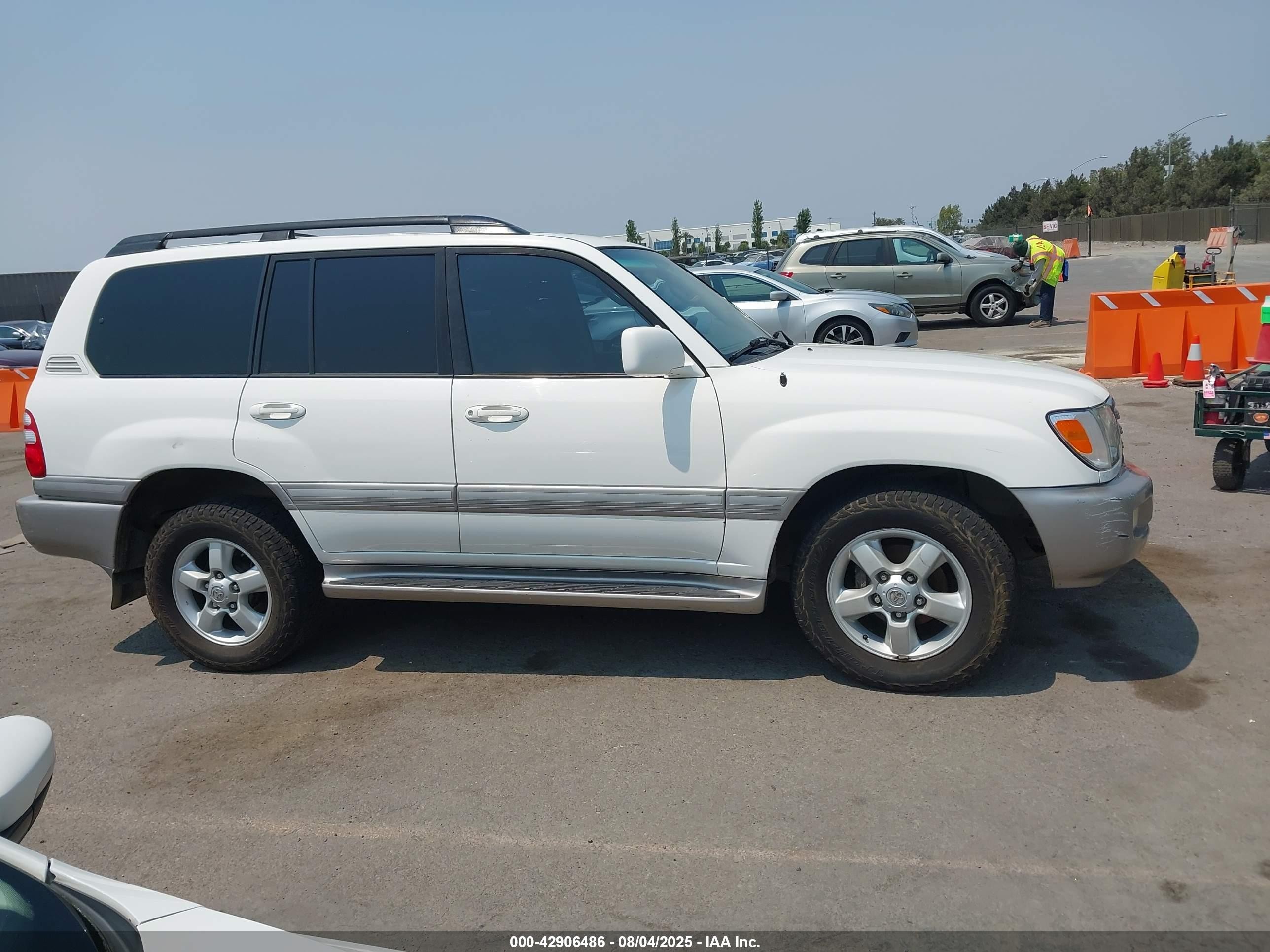 2005 Toyota Land Cruiser V8 White vin: JTEHT05J552080253