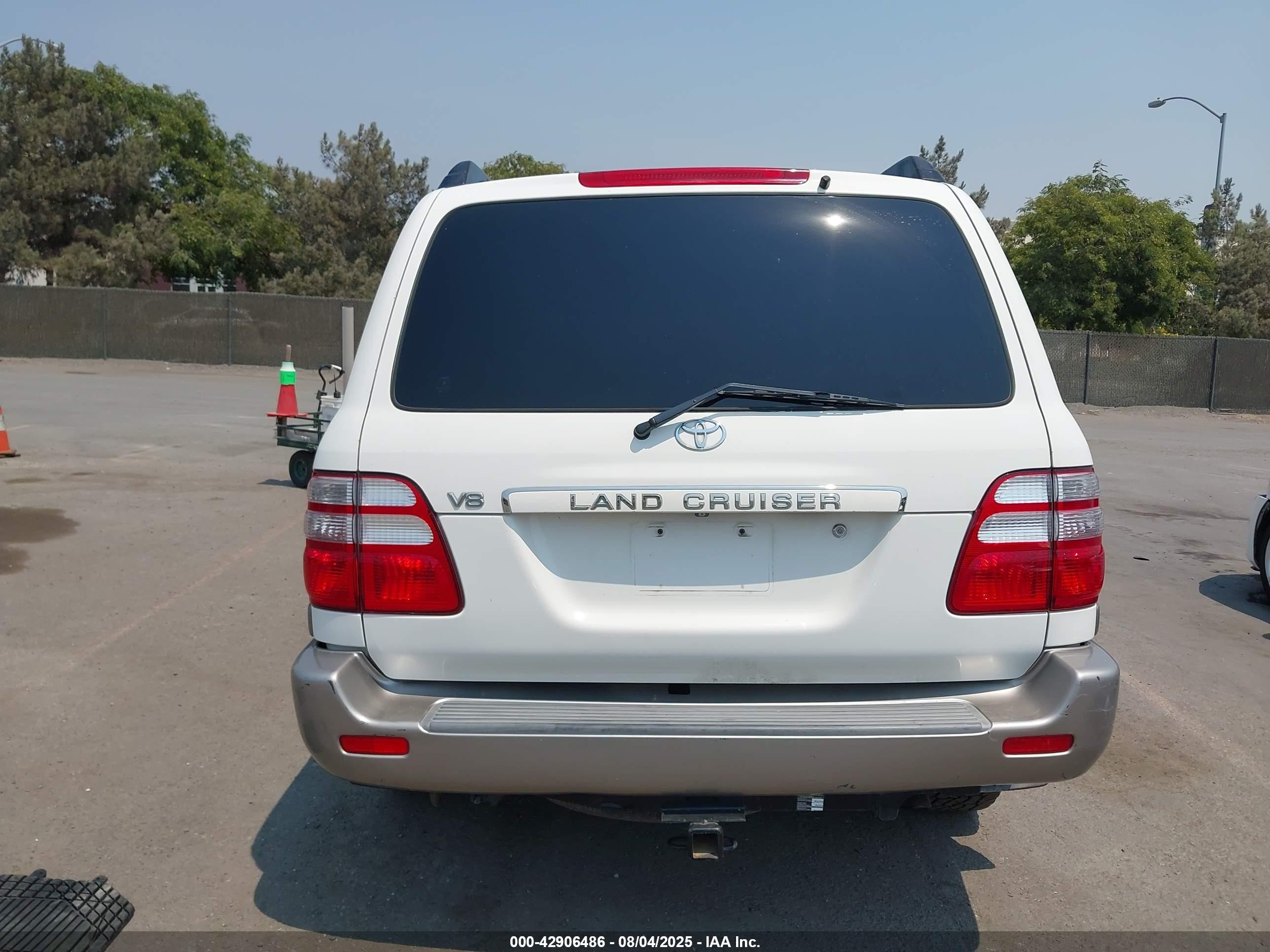 2005 Toyota Land Cruiser V8 White vin: JTEHT05J552080253