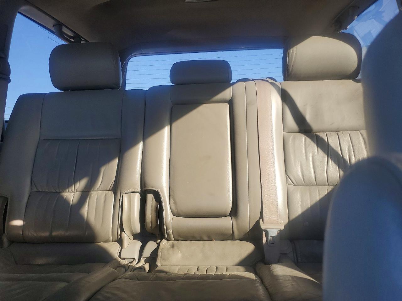 2006 Toyota Land Cruiser Silver vin: JTEHT05J662086659