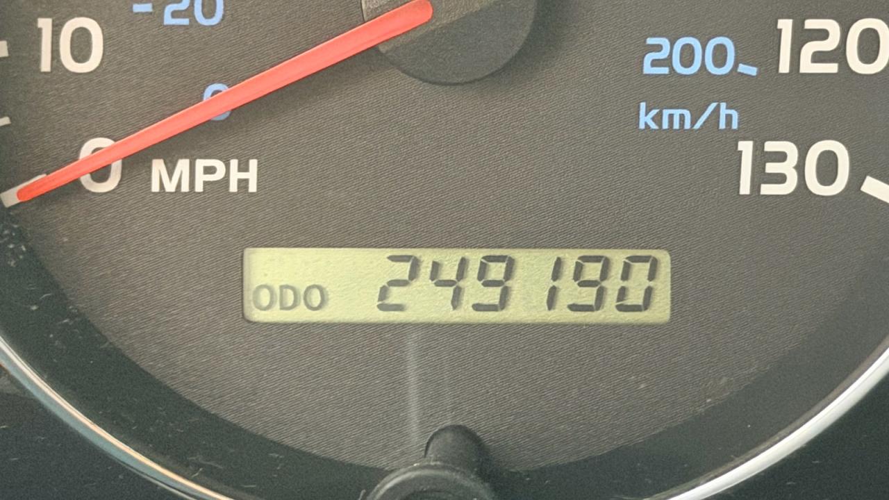 2004 Toyota Land Cruiser Base Gold vin: JTEHT05J742060388