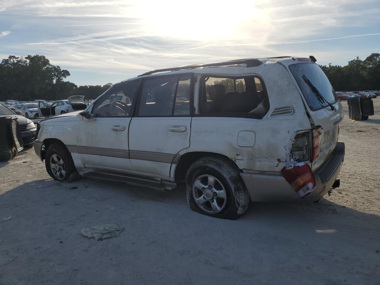 2002 Toyota Land Cruiser White vin: JTEHT05J822020835