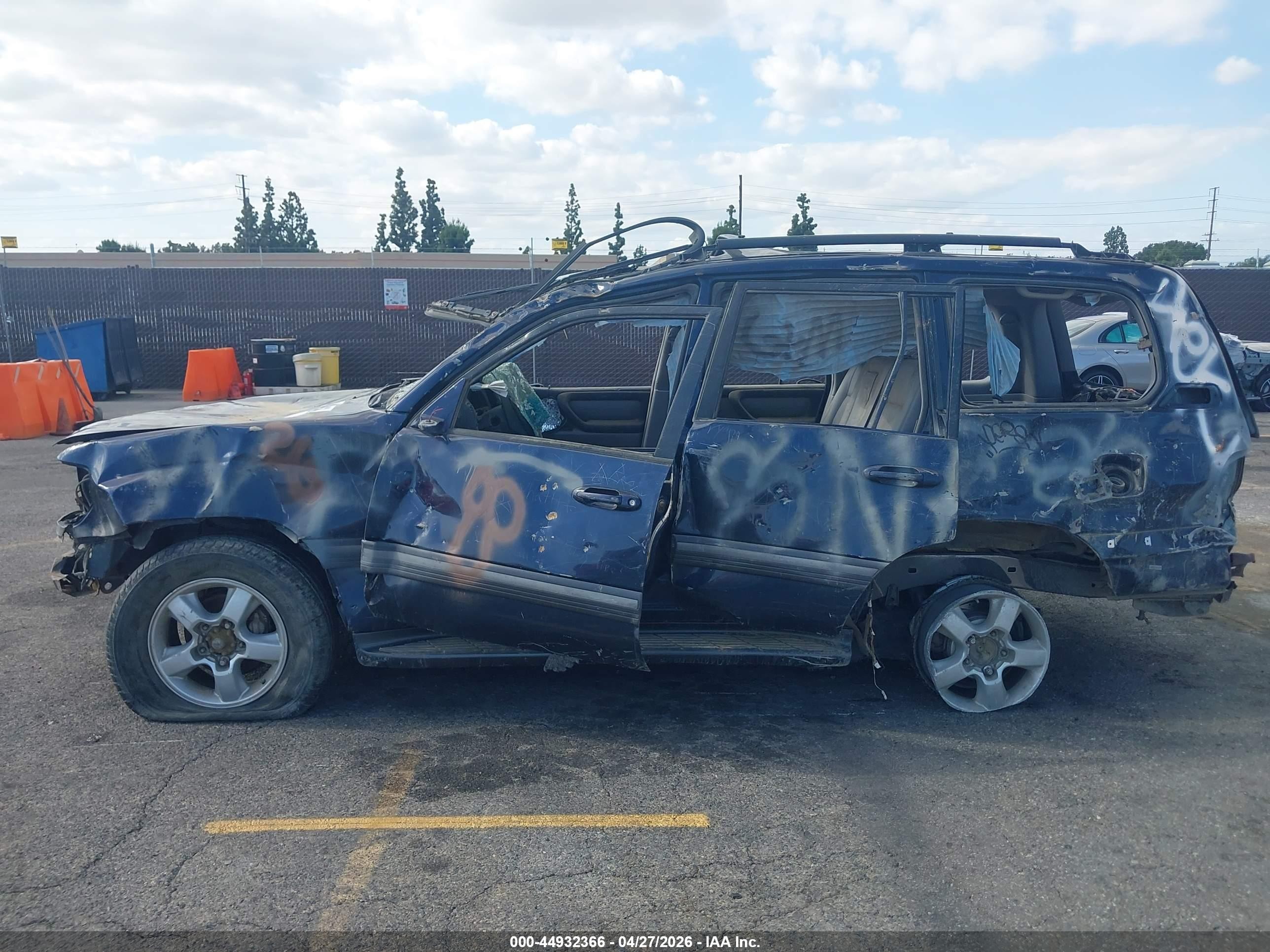 2005 Toyota Land Cruiser V8 Blue vin: JTEHT05J852077654