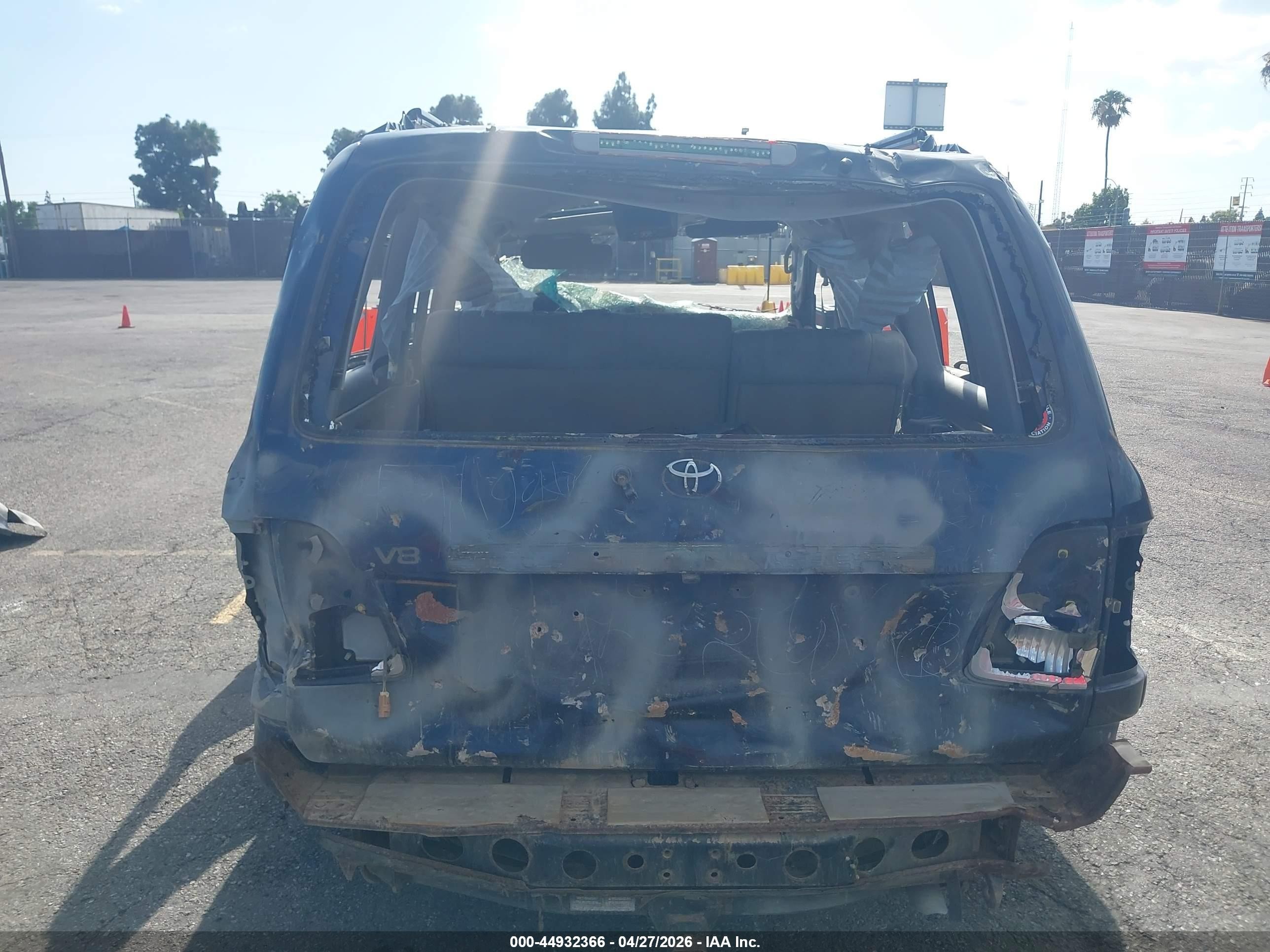 2005 Toyota Land Cruiser V8 Blue vin: JTEHT05J852077654