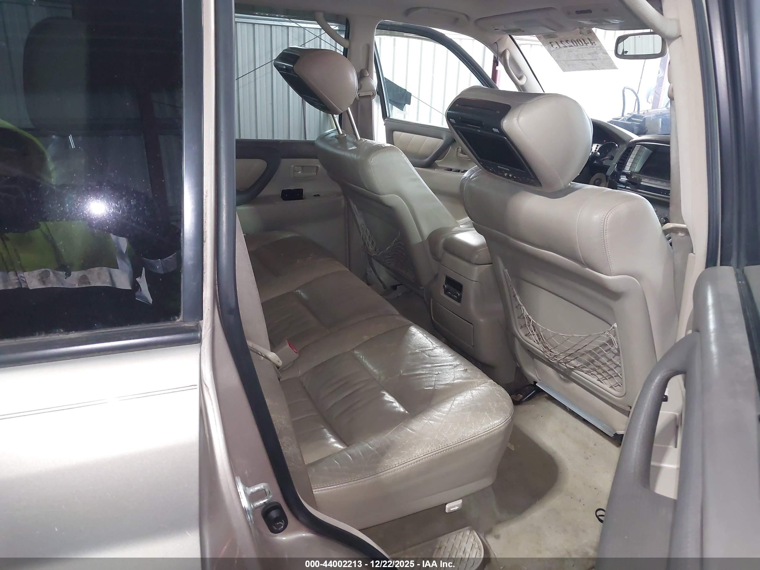 2005 Toyota Land Cruiser V8 Бежевый vin: JTEHT05J852080134