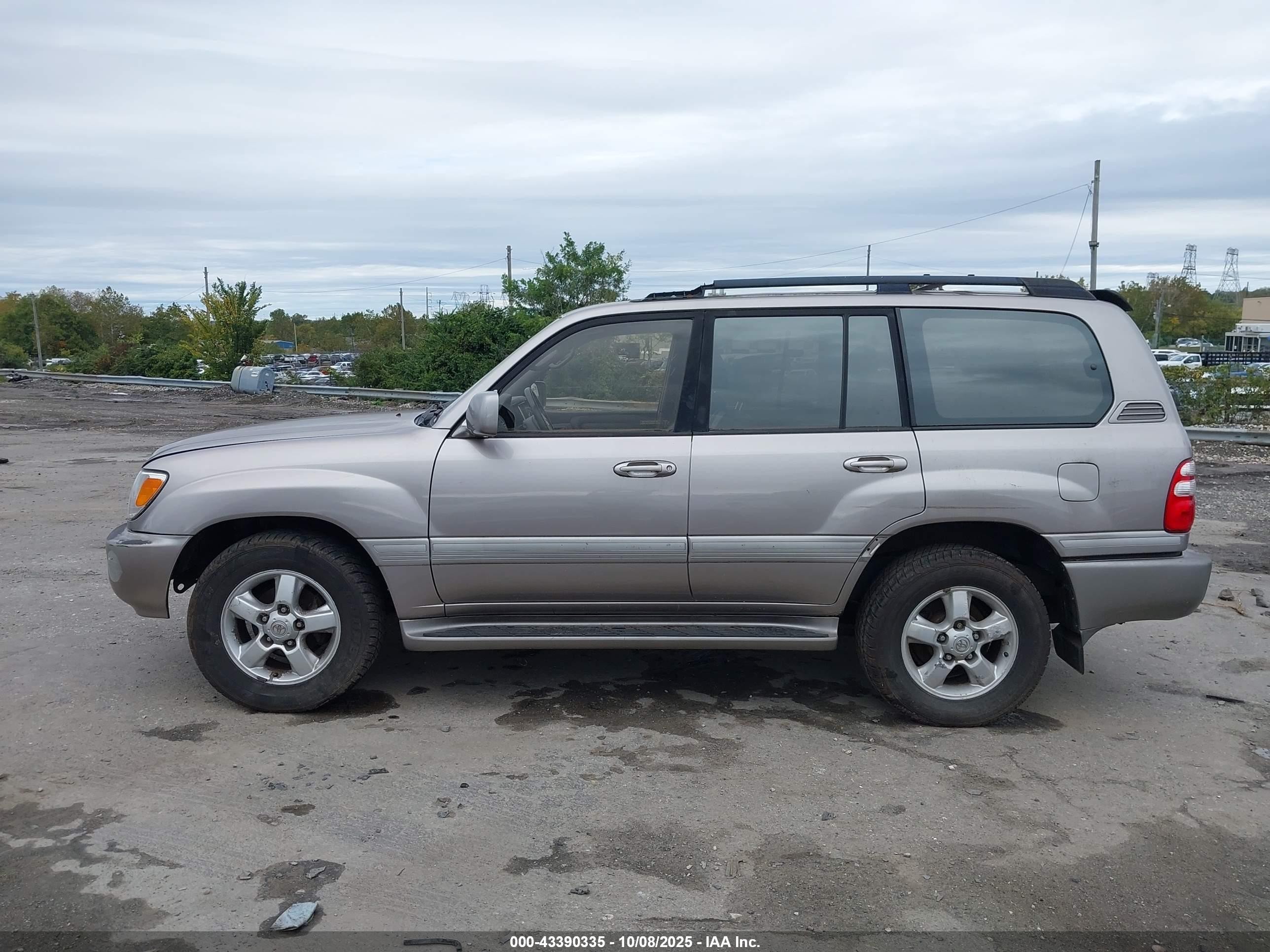 2003 Toyota Land Cruiser   Silver vin: JTEHT05J932045177