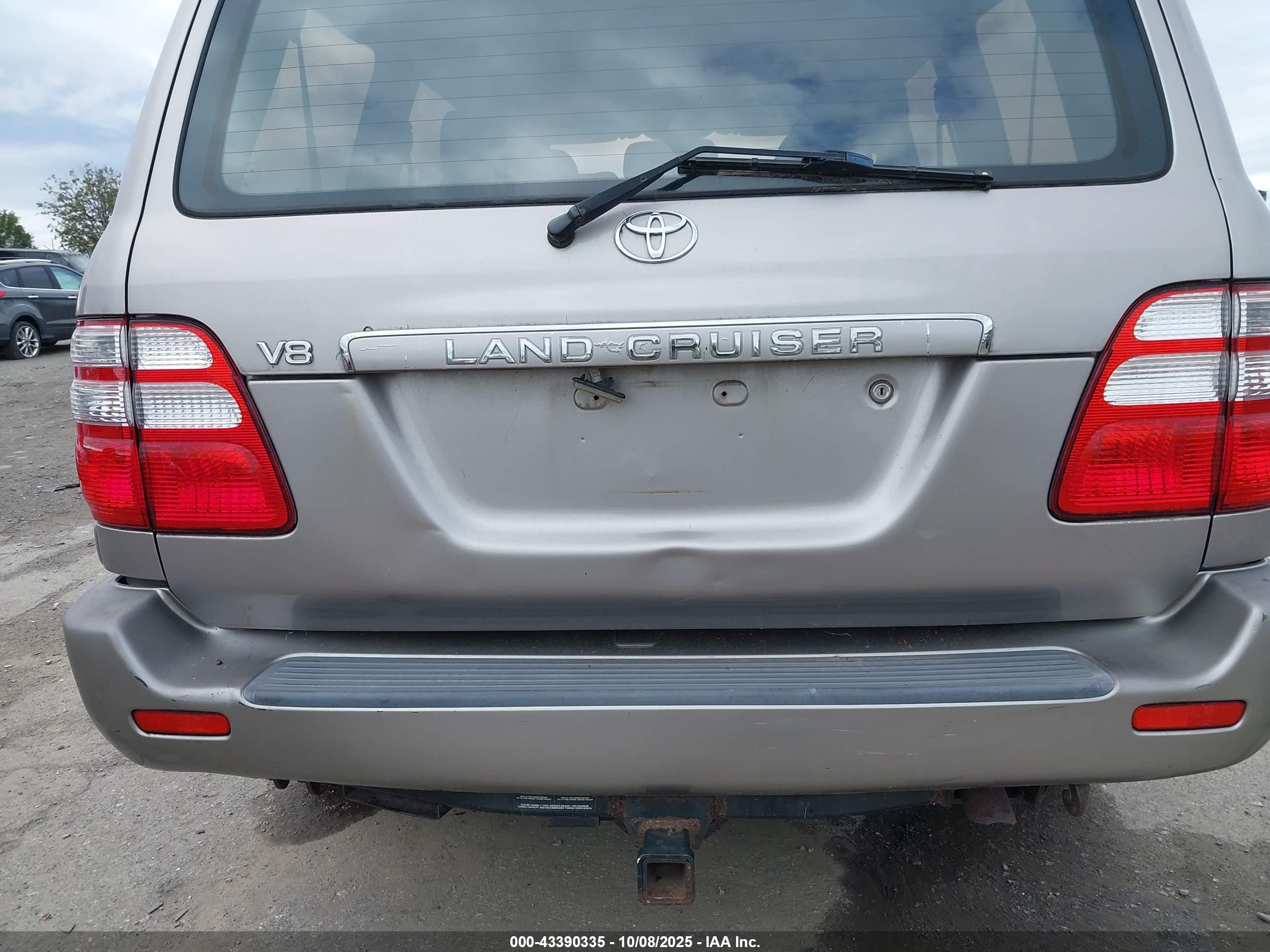 2003 Toyota Land Cruiser   Silver vin: JTEHT05J932045177