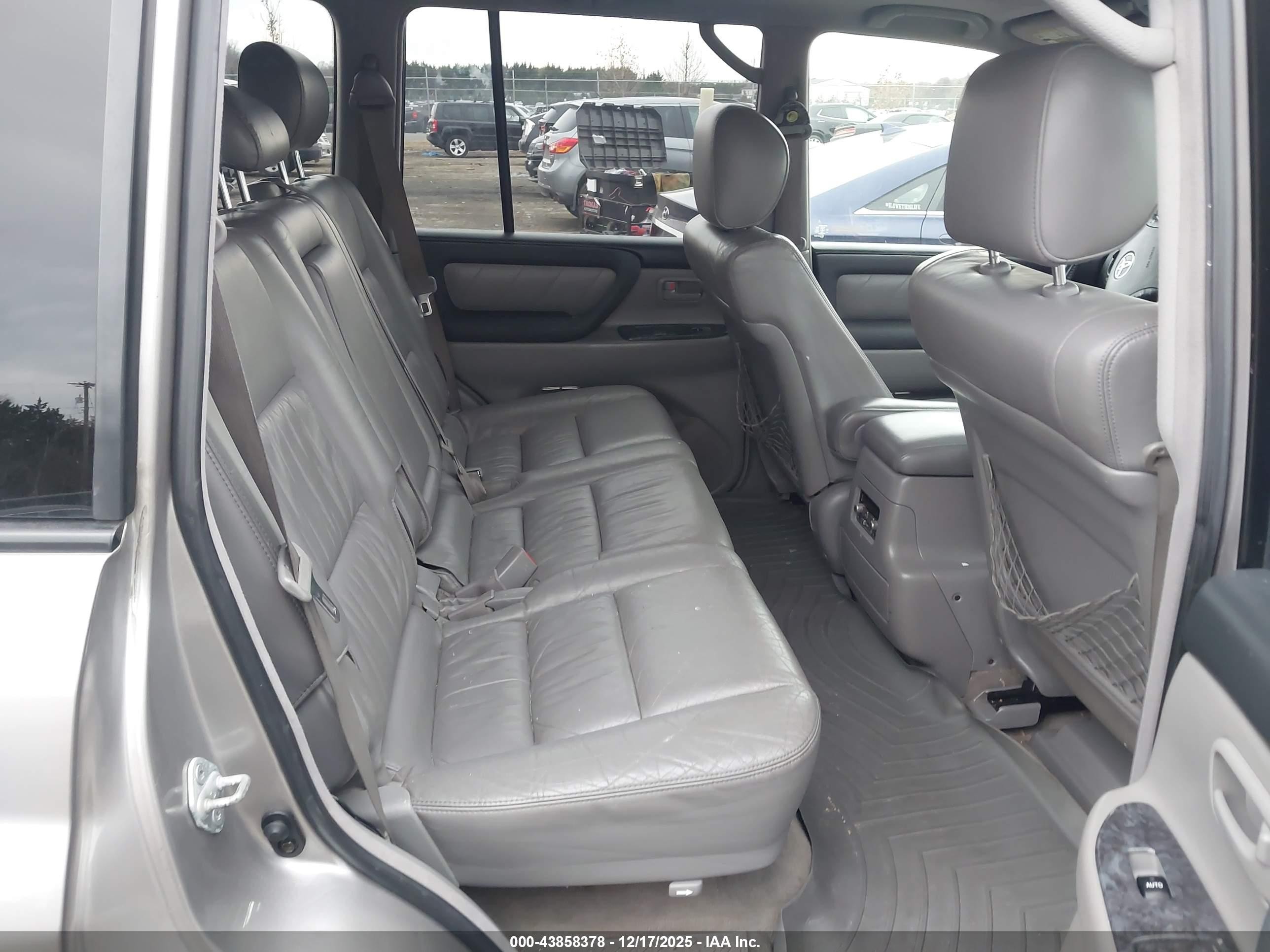 2005 Toyota Land Cruiser V8 Silver vin: JTEHT05J952077470