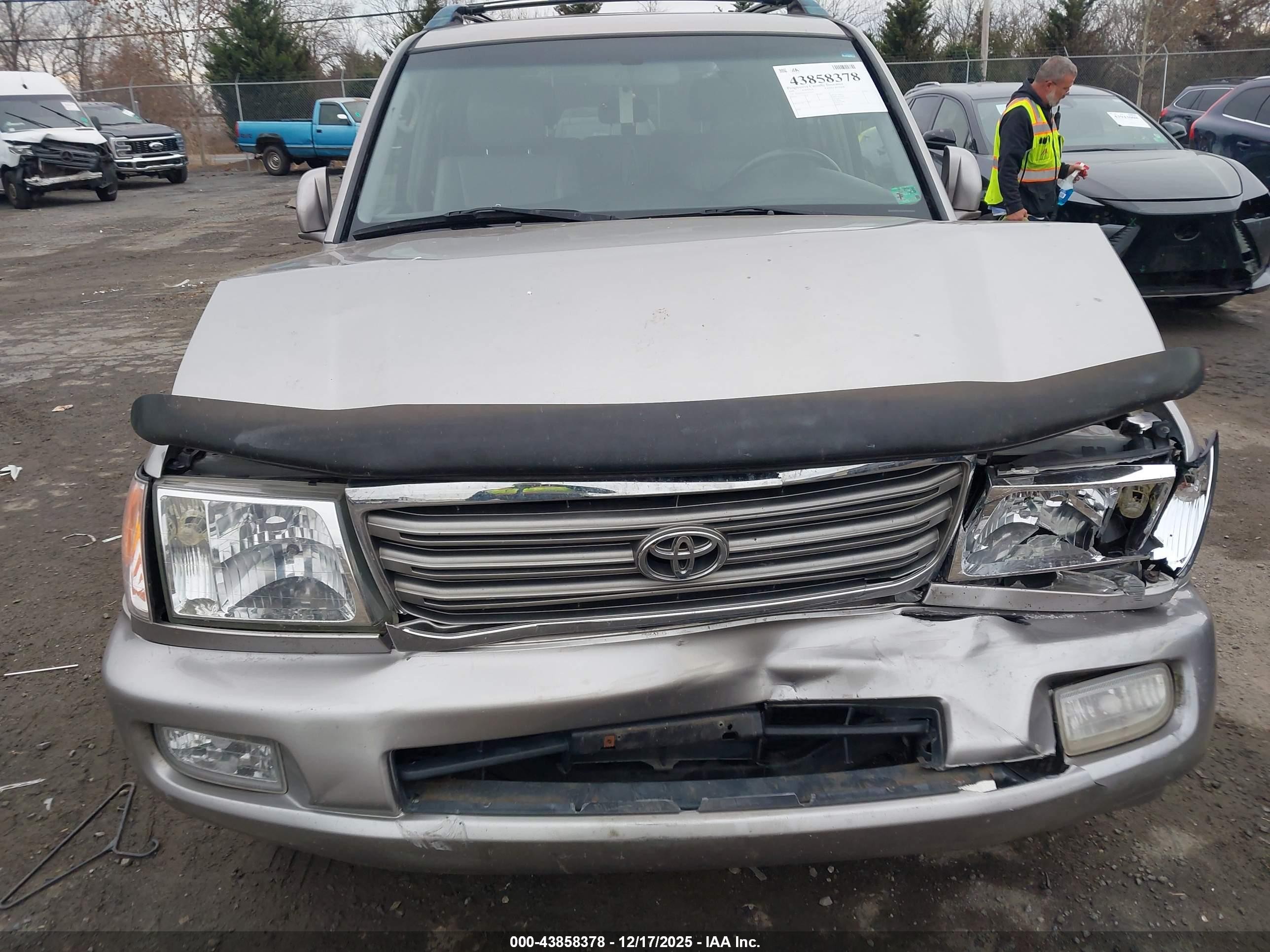 2005 Toyota Land Cruiser V8 Silver vin: JTEHT05J952077470