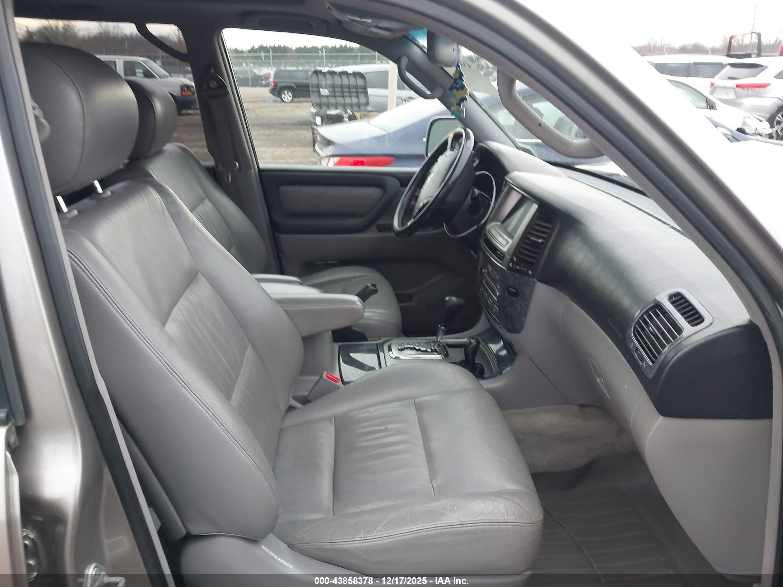 2005 Toyota Land Cruiser V8 Silver vin: JTEHT05J952077470