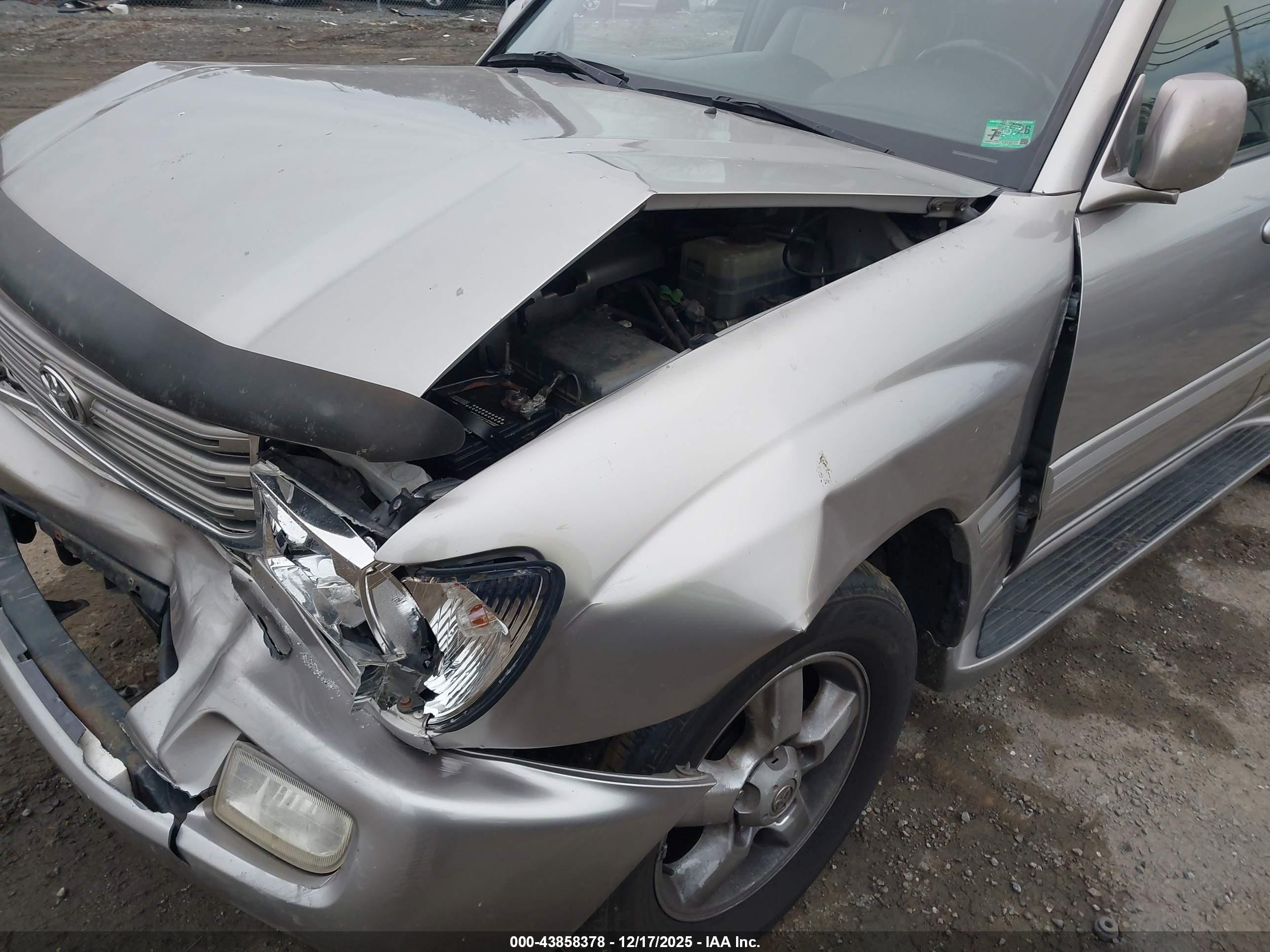 2005 Toyota Land Cruiser V8 Silver vin: JTEHT05J952077470