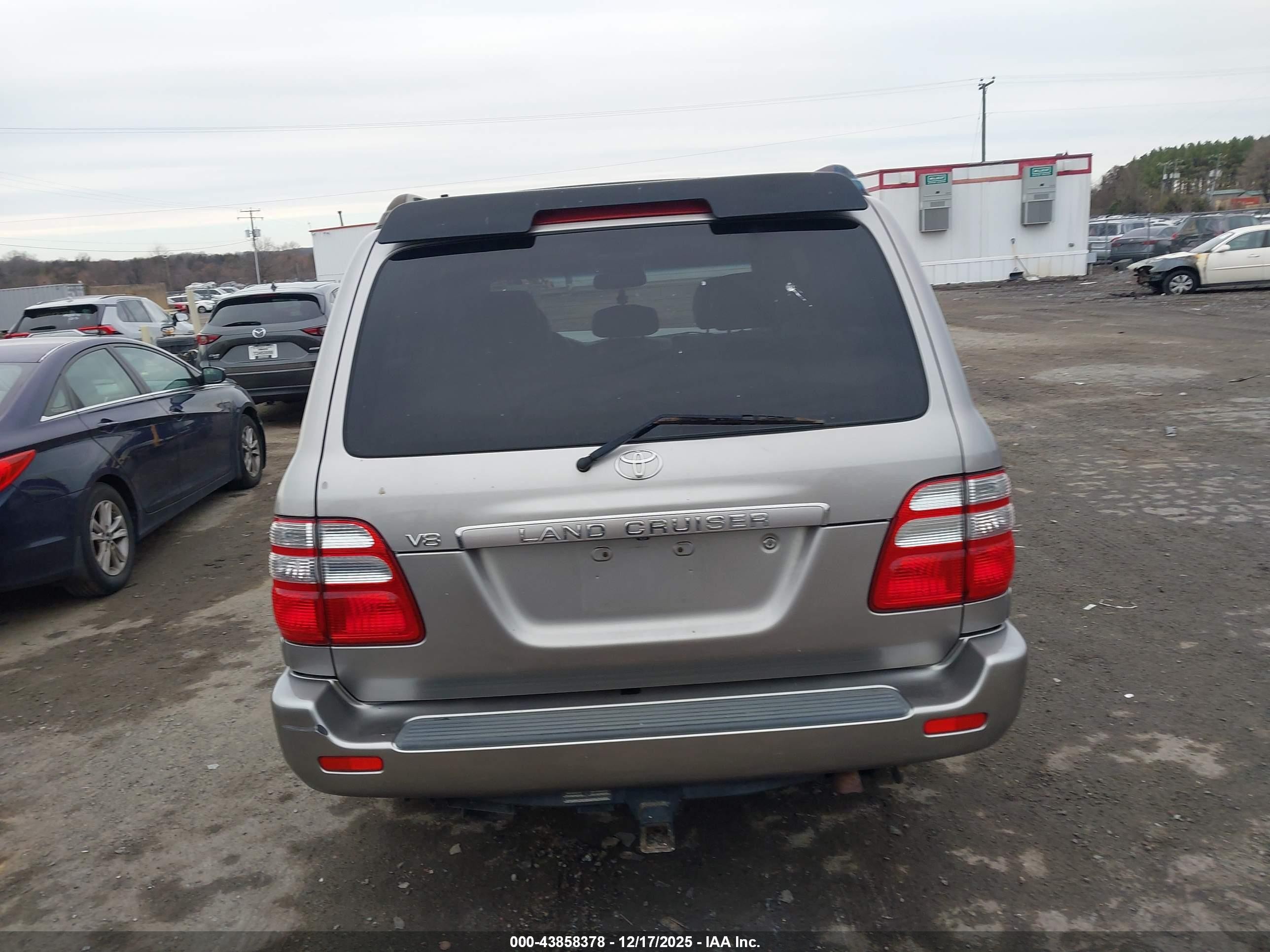 2005 Toyota Land Cruiser V8 Silver vin: JTEHT05J952077470