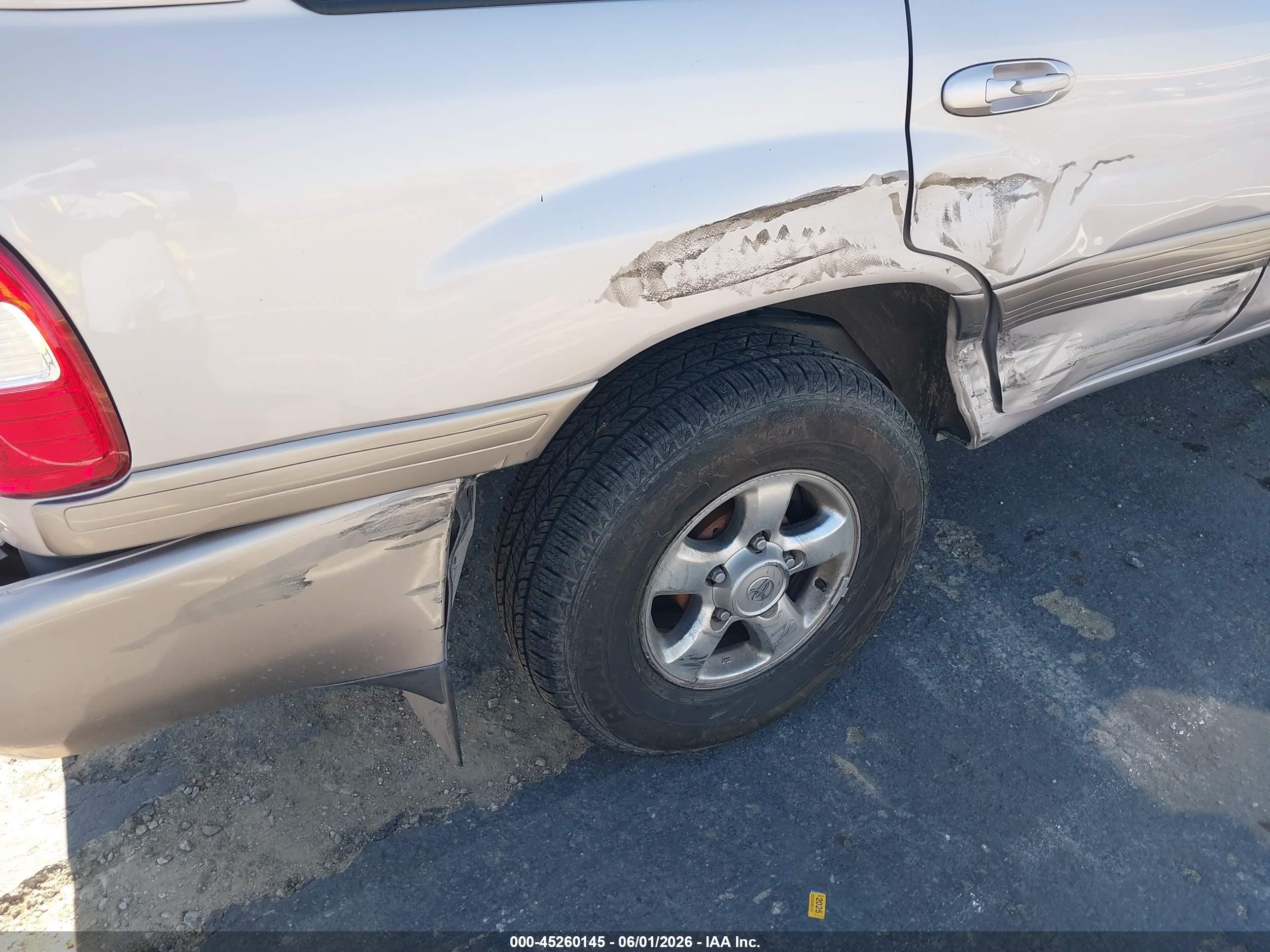 2002 Toyota Land Cruiser   Silver vin: JTEHT05JX22020318