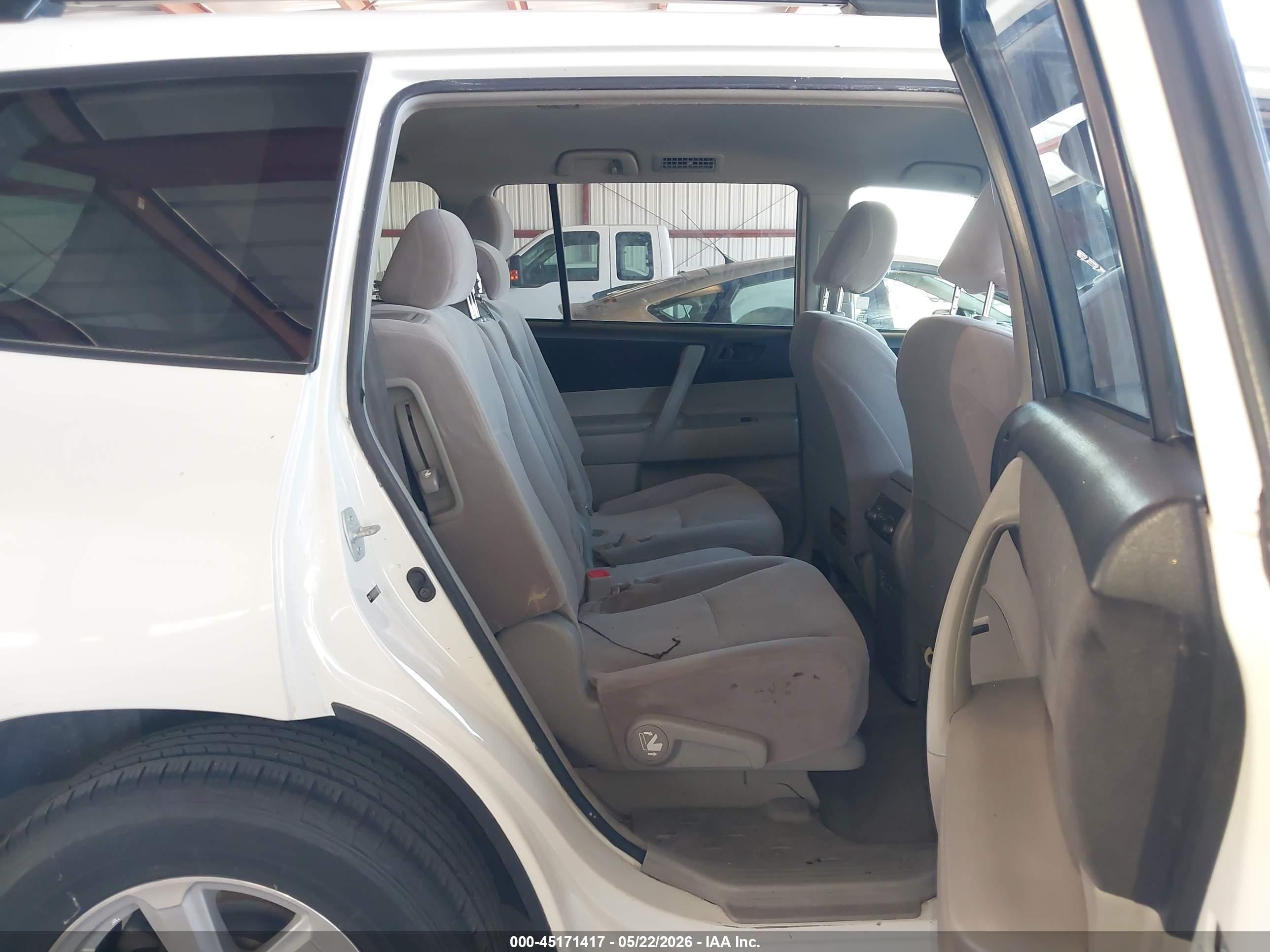 2010 Toyota Highlander Base V6 White vin: JTEZK3EH2A2104315
