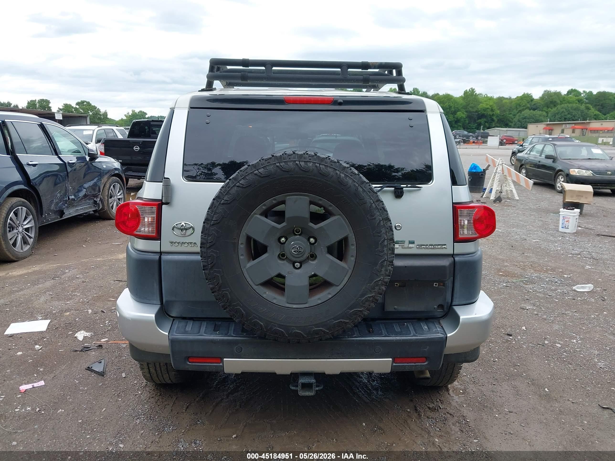 2007 Toyota Fj Cruiser   Silver vin: JTEZU11F570014342