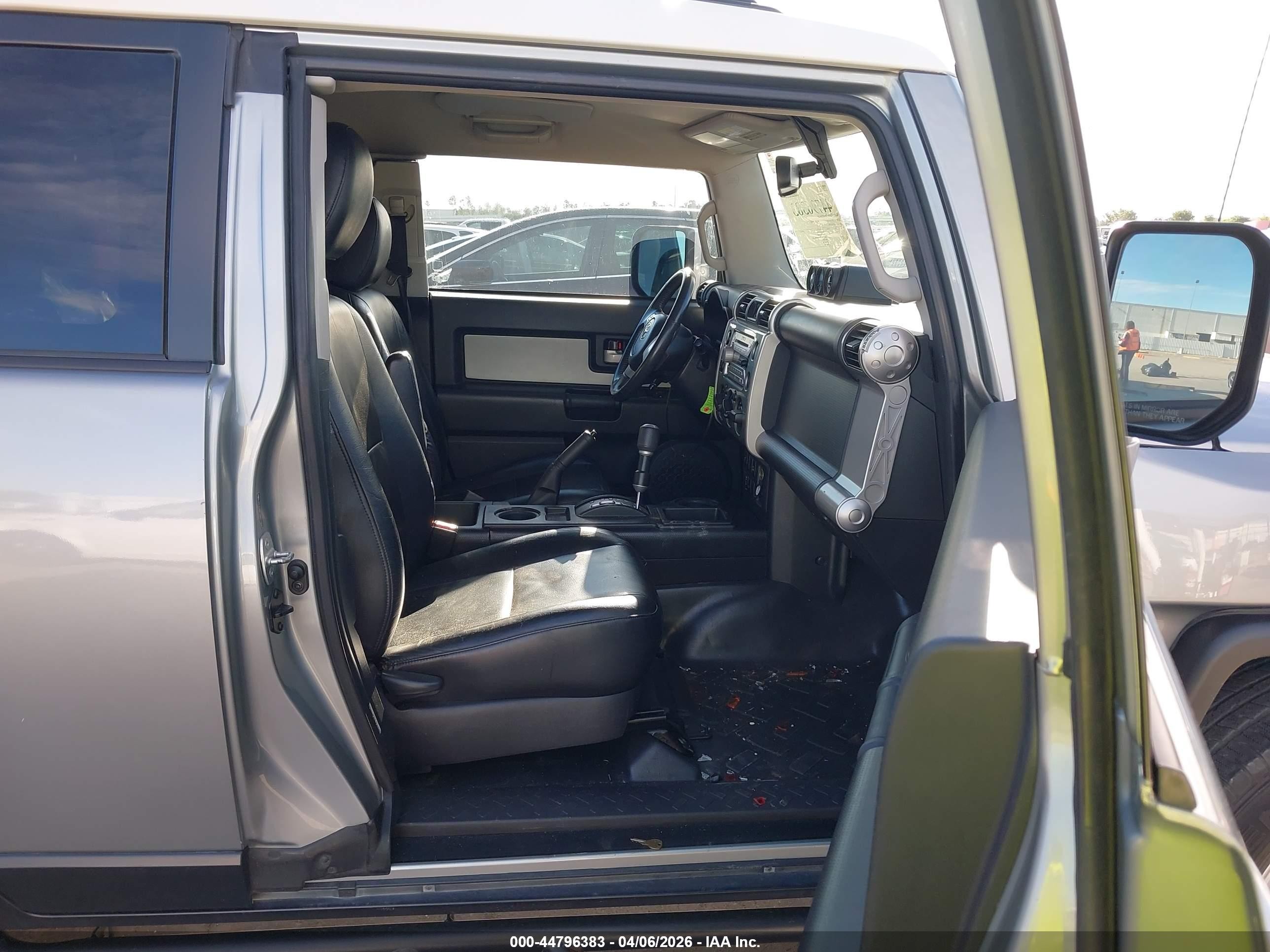 2010 Toyota Fj Cruiser   Gray vin: JTEZU4BF2AK010583