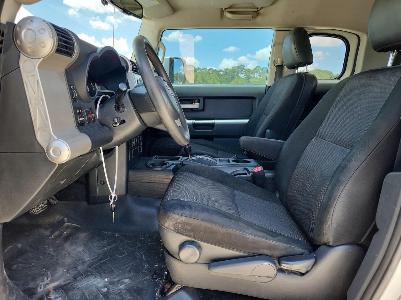 2010 Toyota Fj Cruiser Base White vin: JTEZU4BF3AK010754