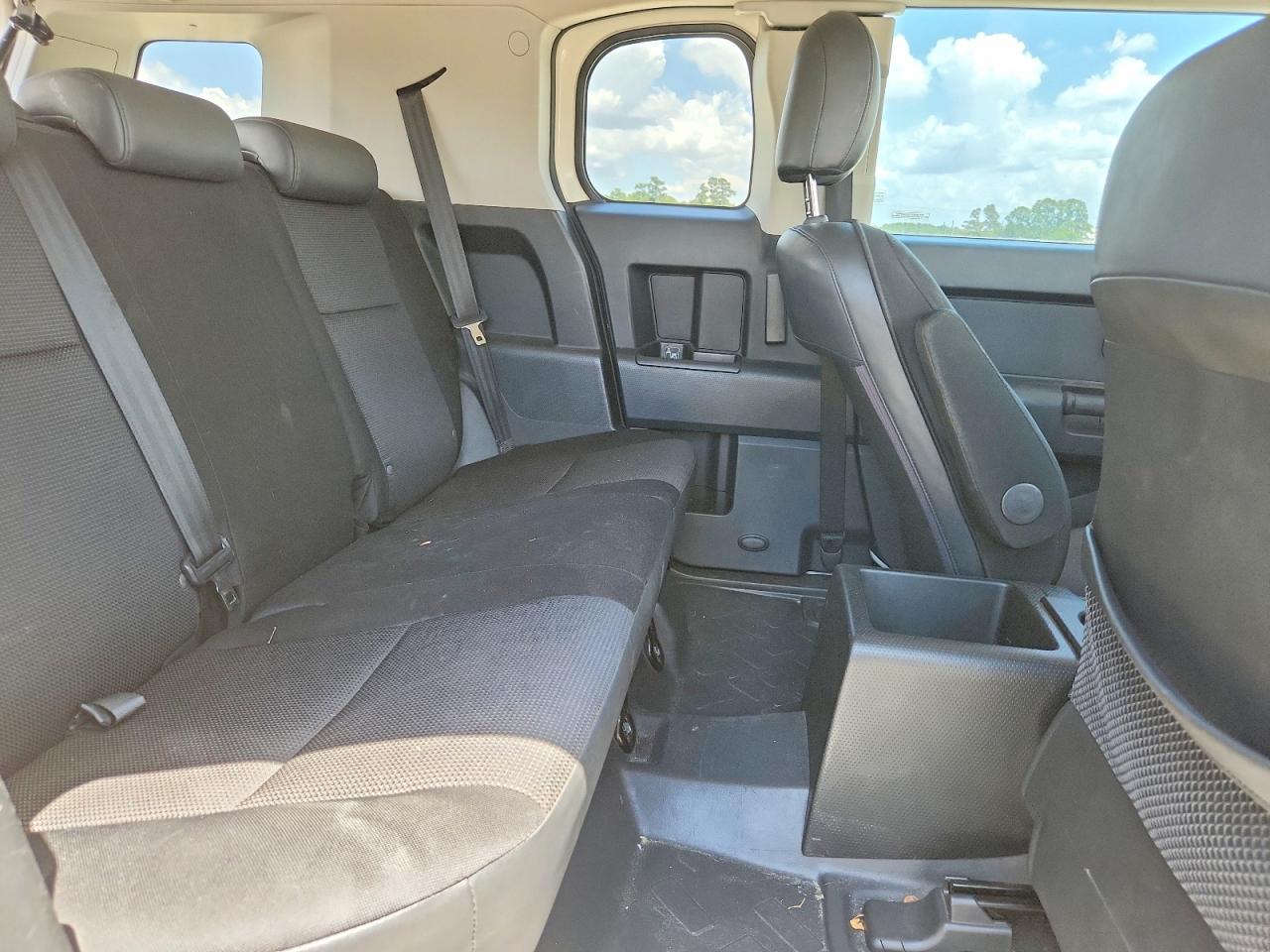 2010 Toyota Fj Cruiser Base White vin: JTEZU4BF3AK010754