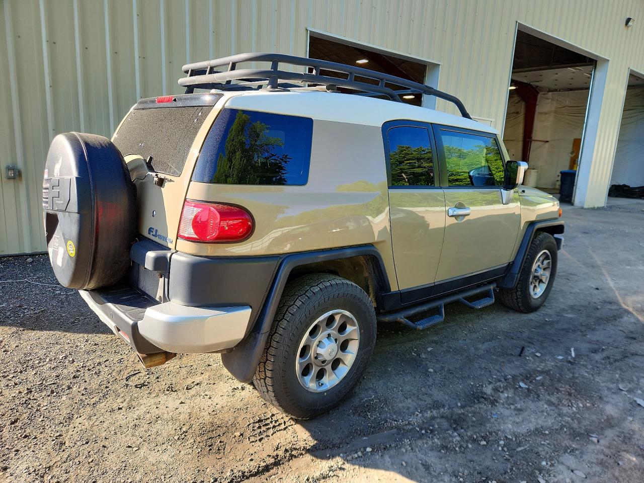 2011 Toyota Fj Cruiser Base Tan vin: JTEZU4BF4BK011672