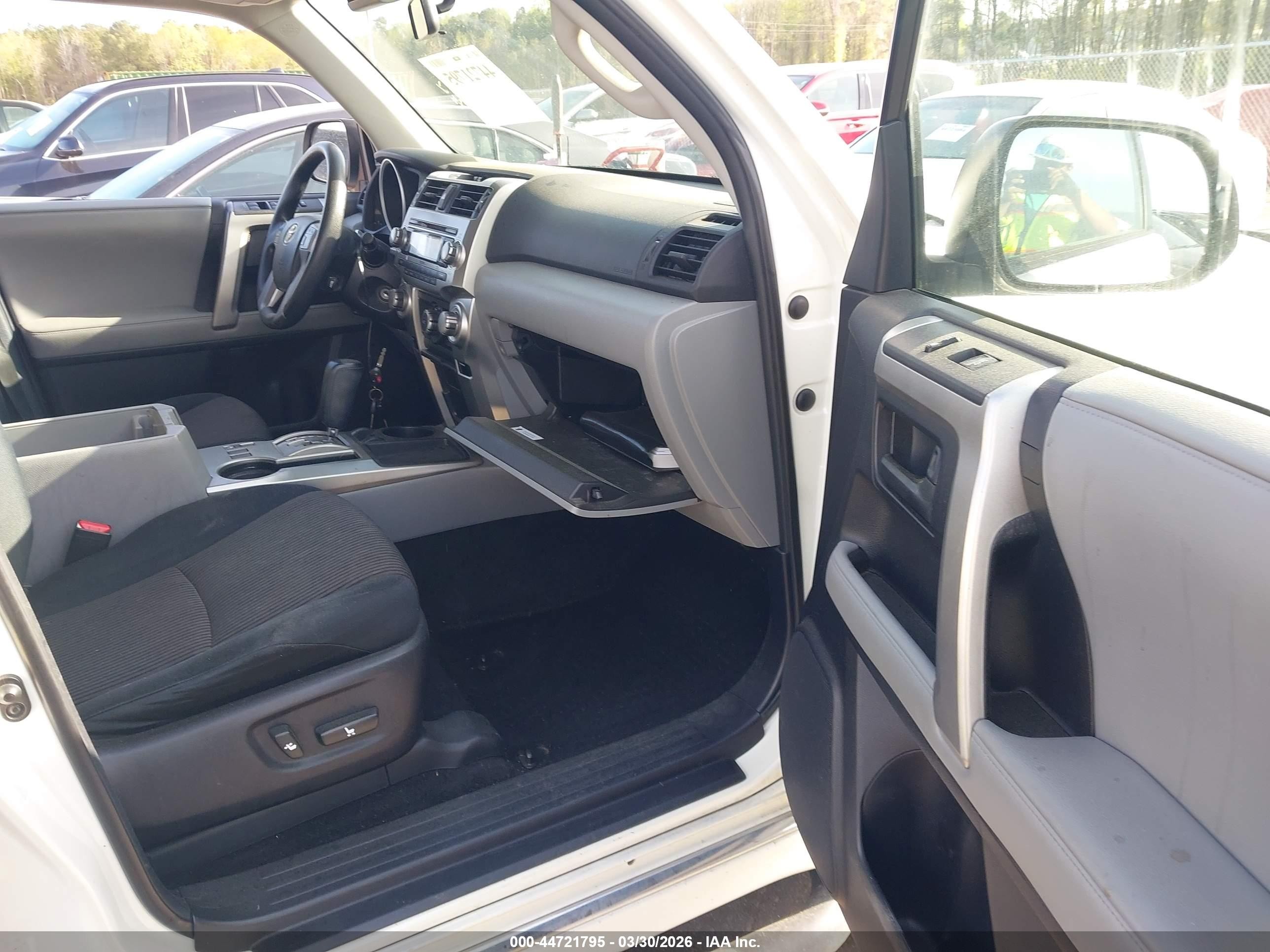 2011 Toyota 4runner Sr5 V6 White vin: JTEZU5JR7B5026909