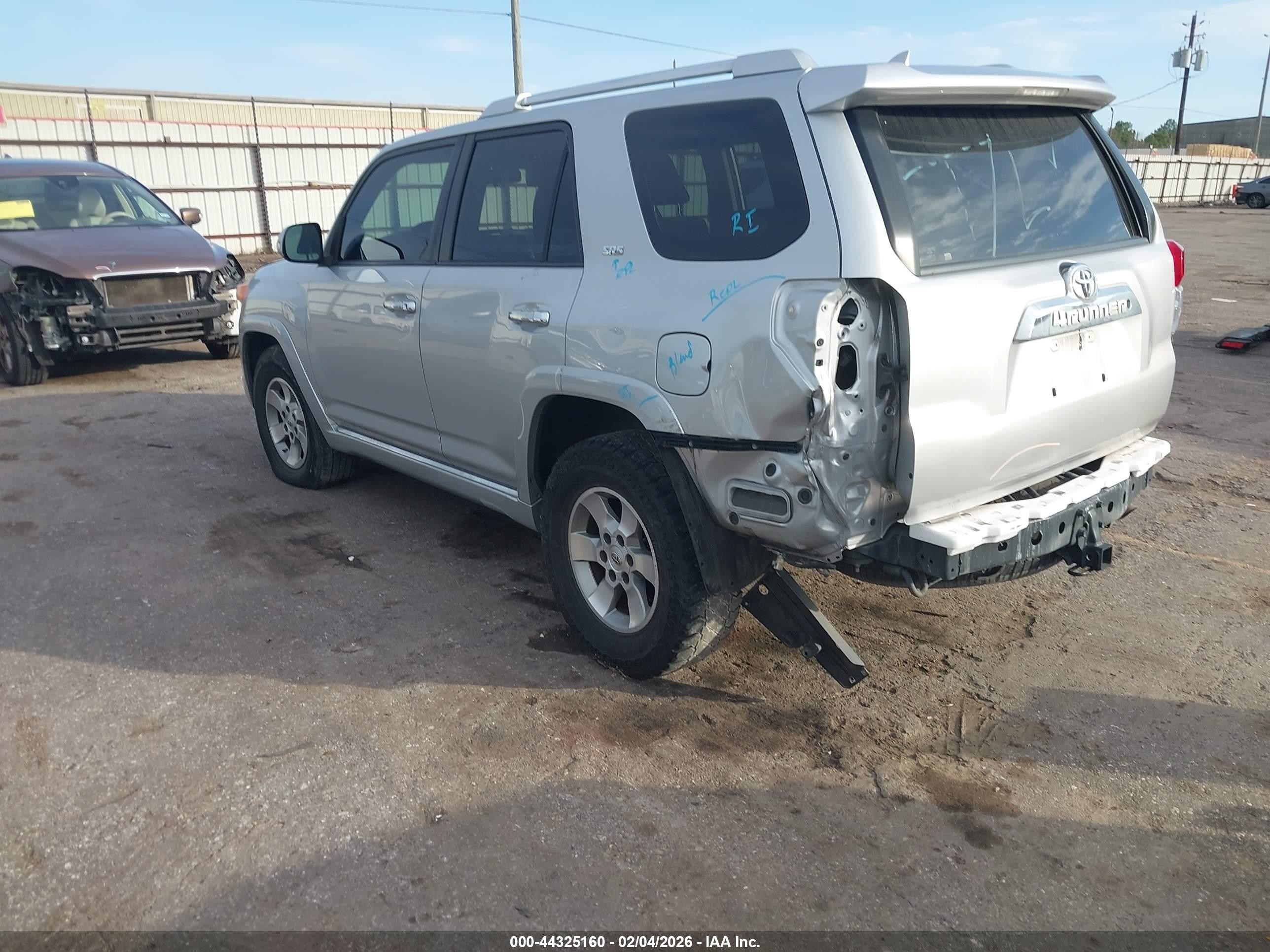 2013 Toyota 4runner Sr5 Серебряный vin: JTEZU5JR7D5057998