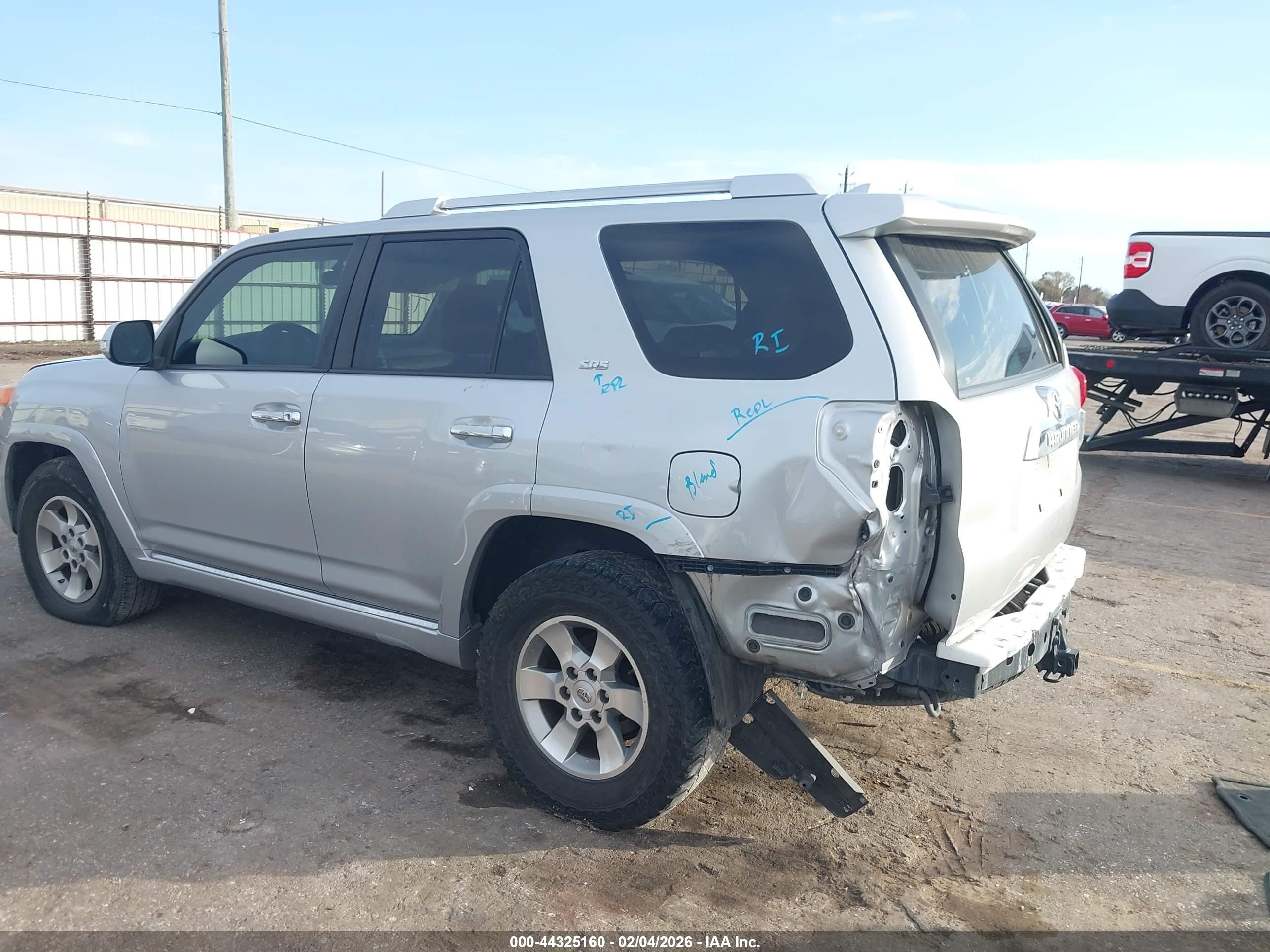 2013 Toyota 4runner Sr5 Серебряный vin: JTEZU5JR7D5057998