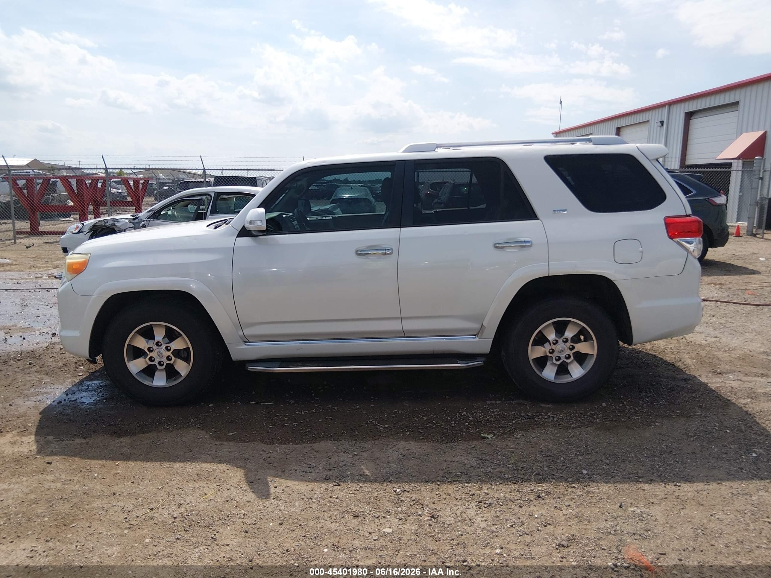 2013 Toyota 4runner Sr5 White vin: JTEZU5JR7D5063672