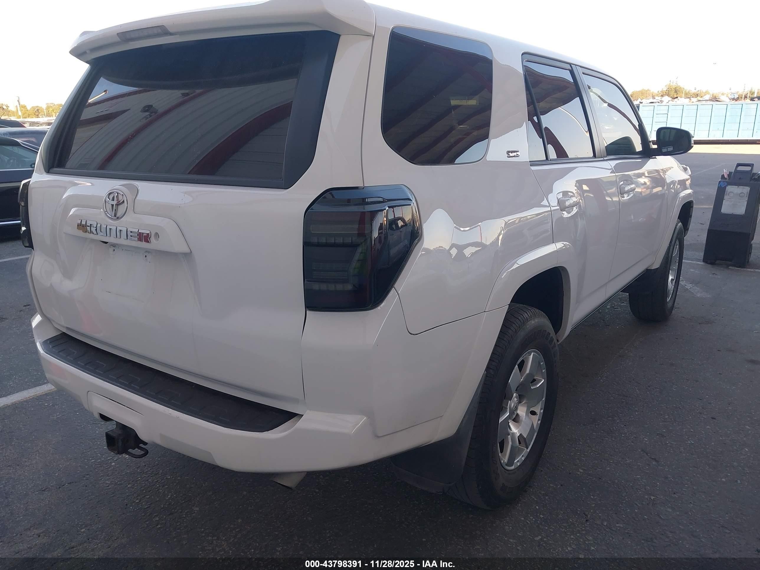 2015 Toyota 4runner Sr5 White vin: JTEZU5JR8F5107388