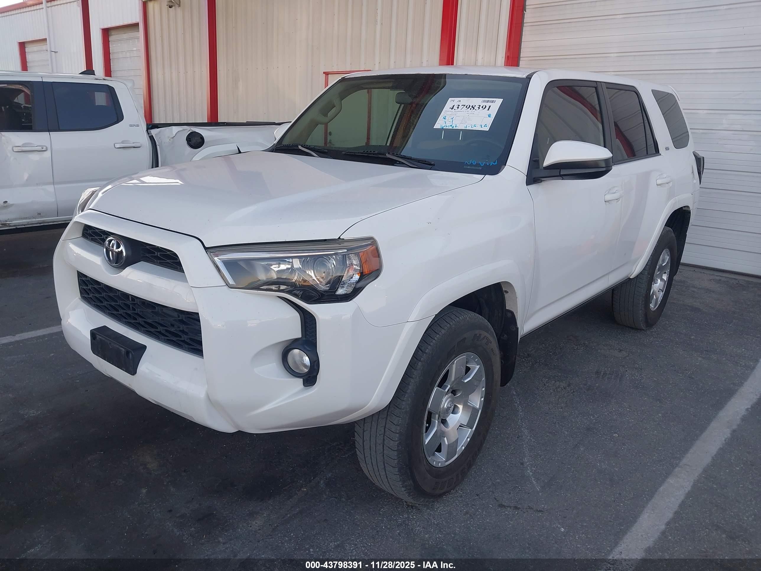 2015 Toyota 4runner Sr5 White vin: JTEZU5JR8F5107388