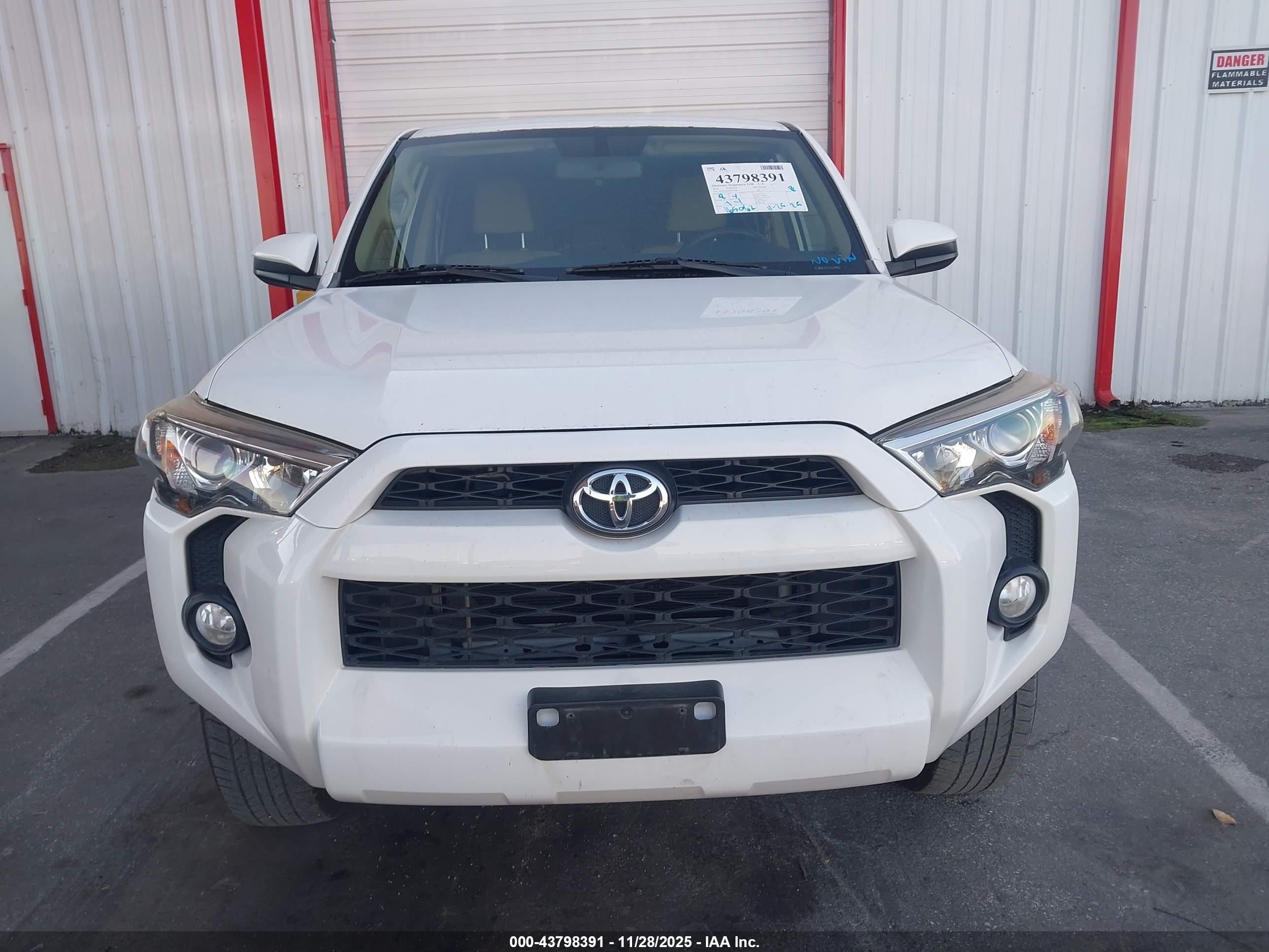 2015 Toyota 4runner Sr5 White vin: JTEZU5JR8F5107388