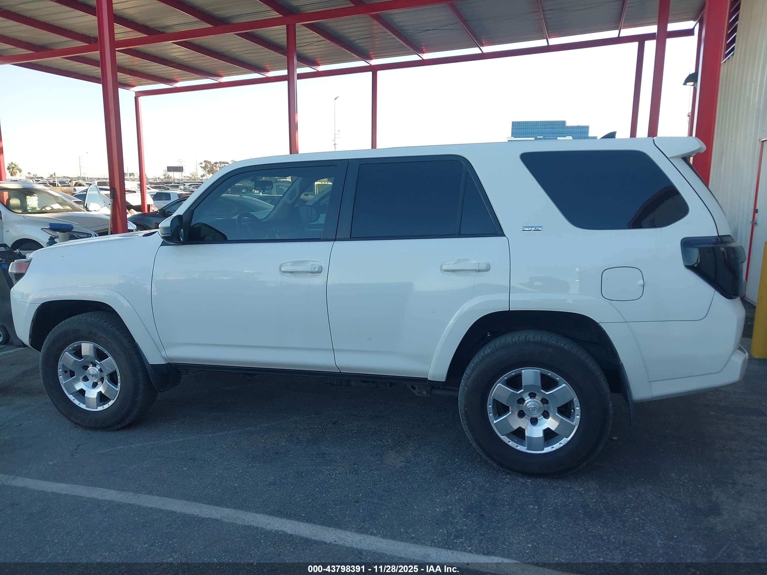 2015 Toyota 4runner Sr5 White vin: JTEZU5JR8F5107388