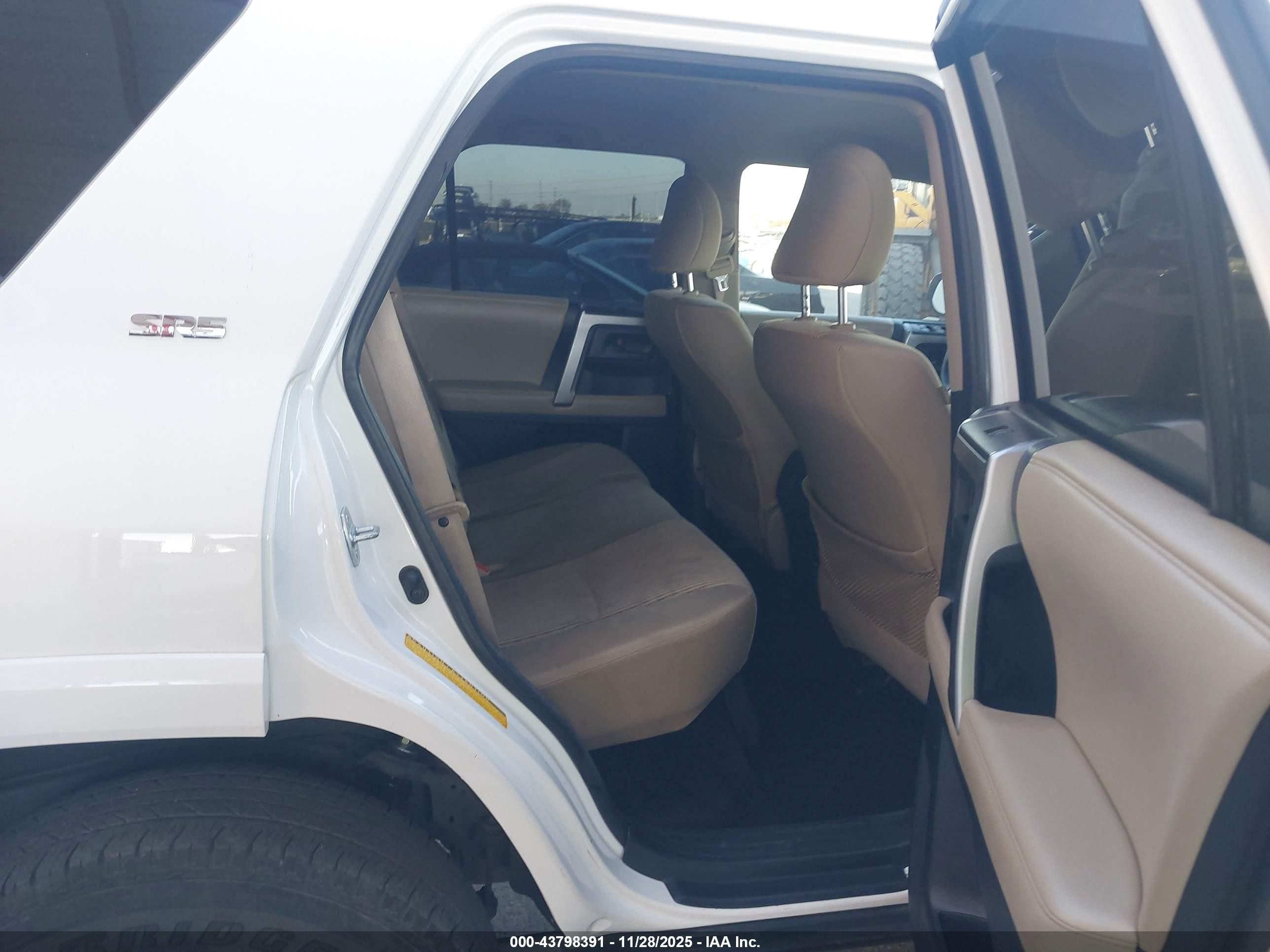 2015 Toyota 4runner Sr5 White vin: JTEZU5JR8F5107388