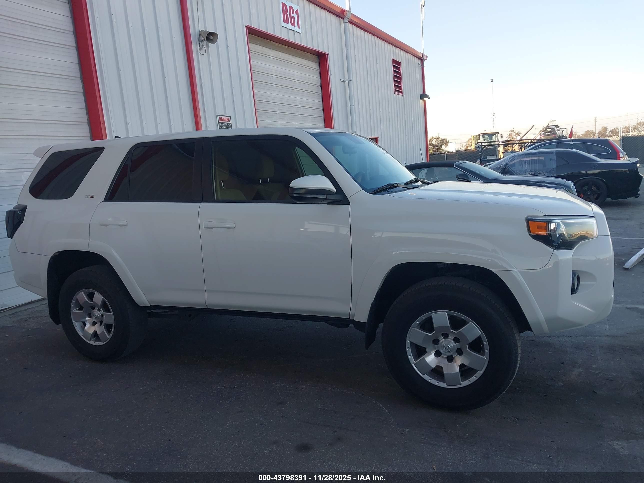 2015 Toyota 4runner Sr5 White vin: JTEZU5JR8F5107388
