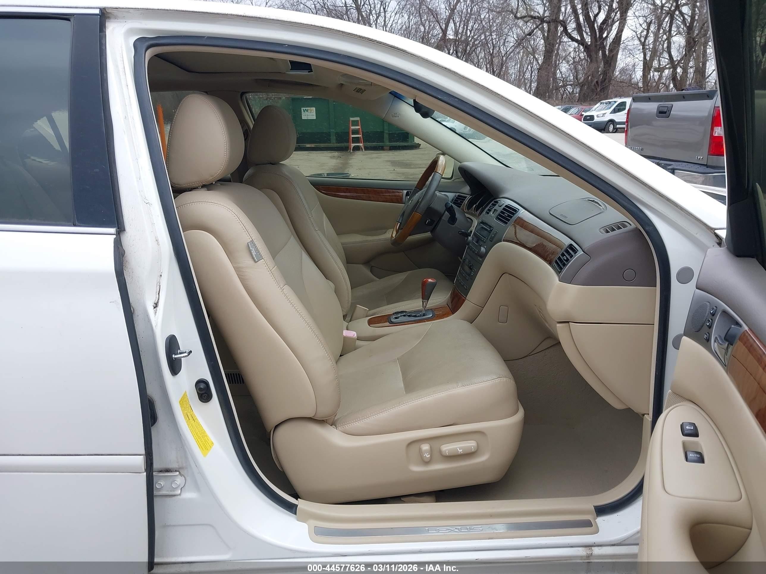 2005 Lexus Es 330   White vin: JTHBA30G255068636
