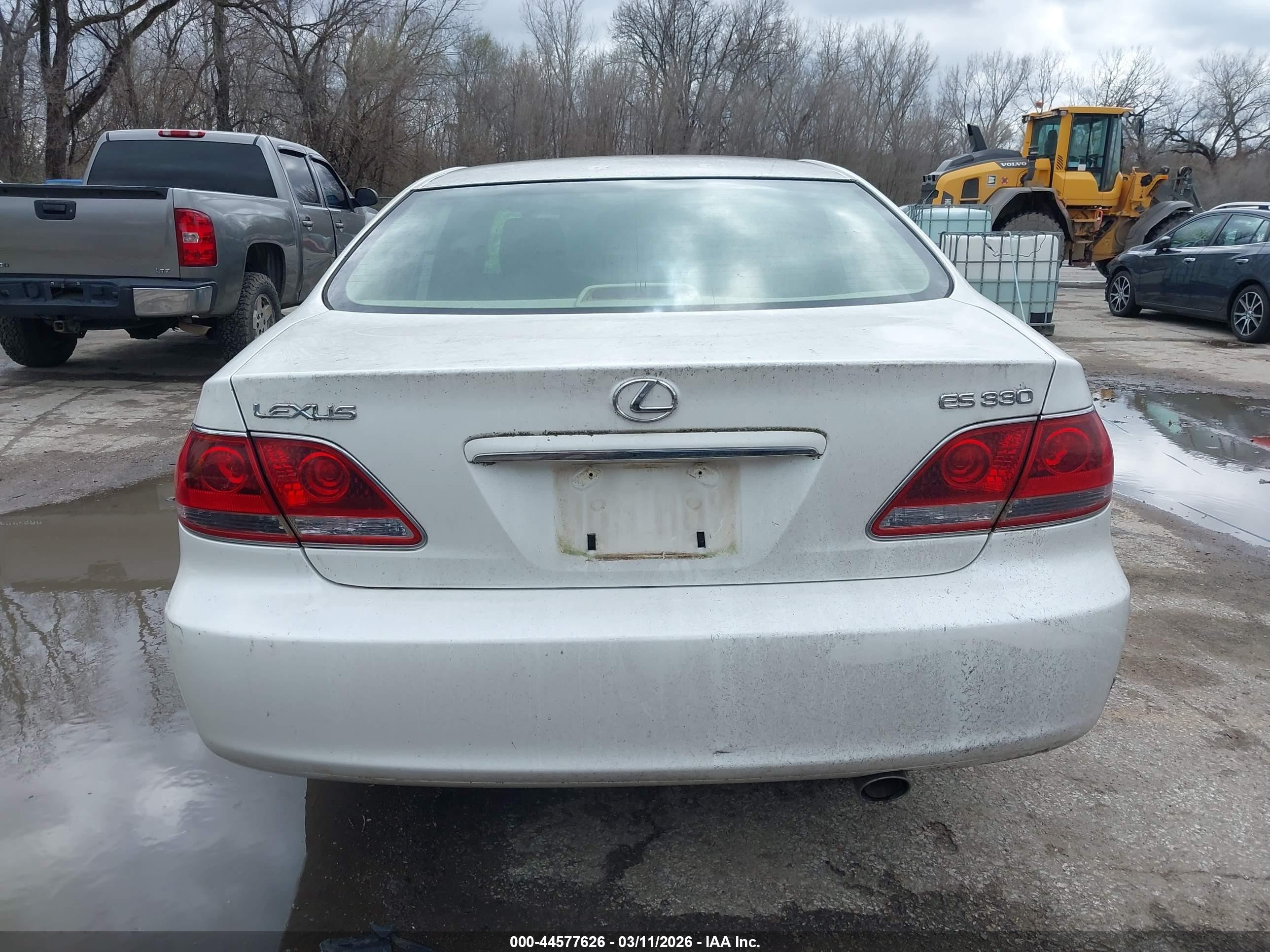 2005 Lexus Es 330   White vin: JTHBA30G255068636