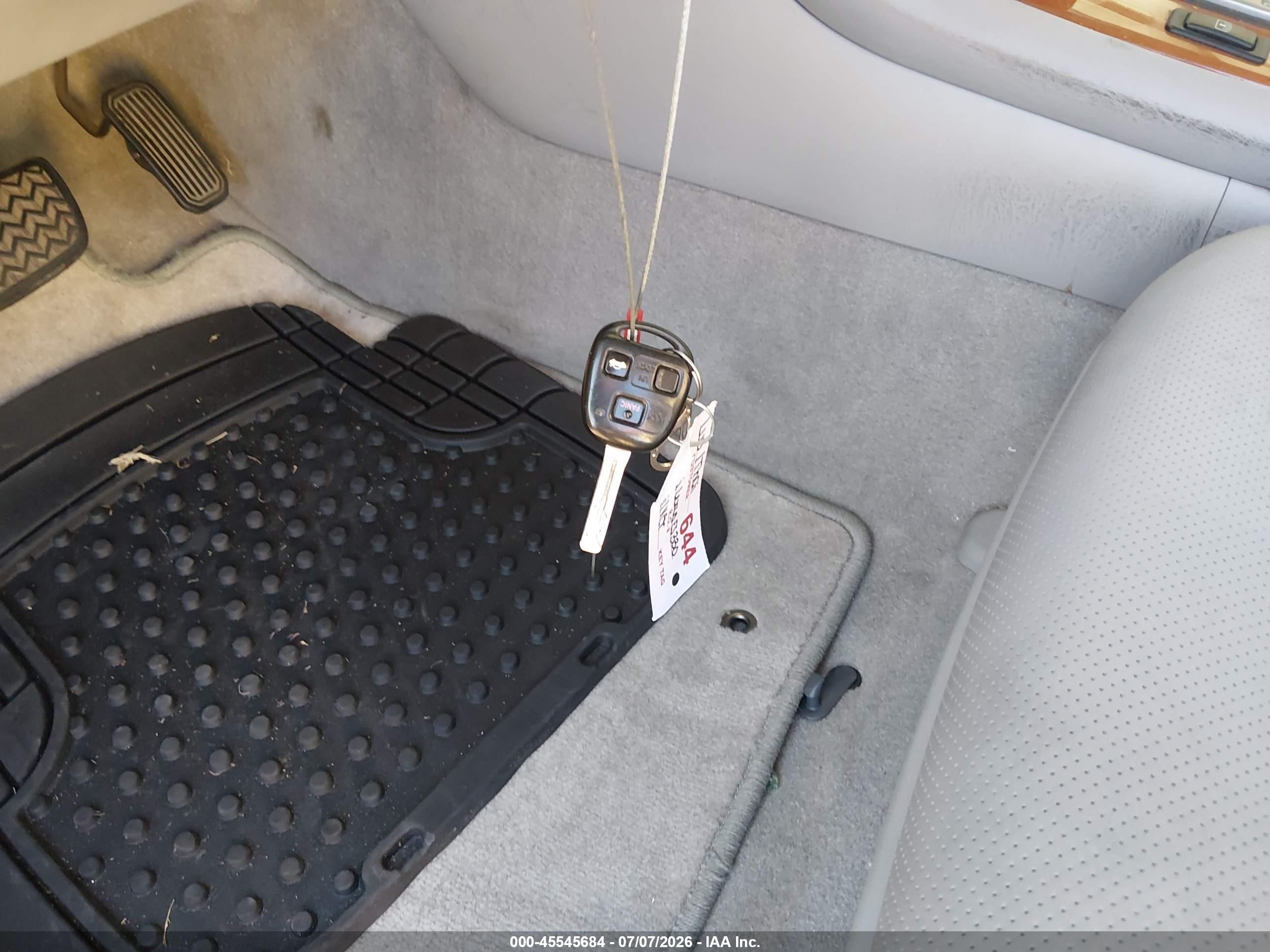 2005 Lexus Es 330   Silver vin: JTHBA30G355139987