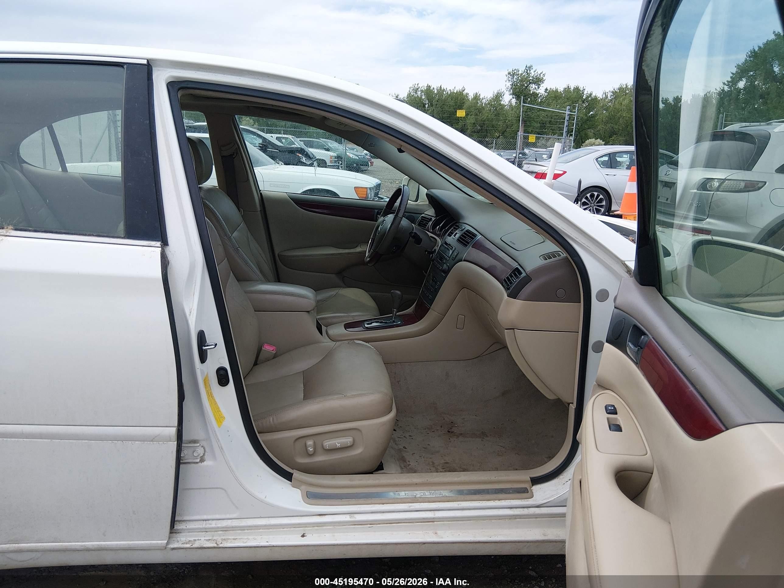 2004 Lexus Es 330   White vin: JTHBA30G445005259
