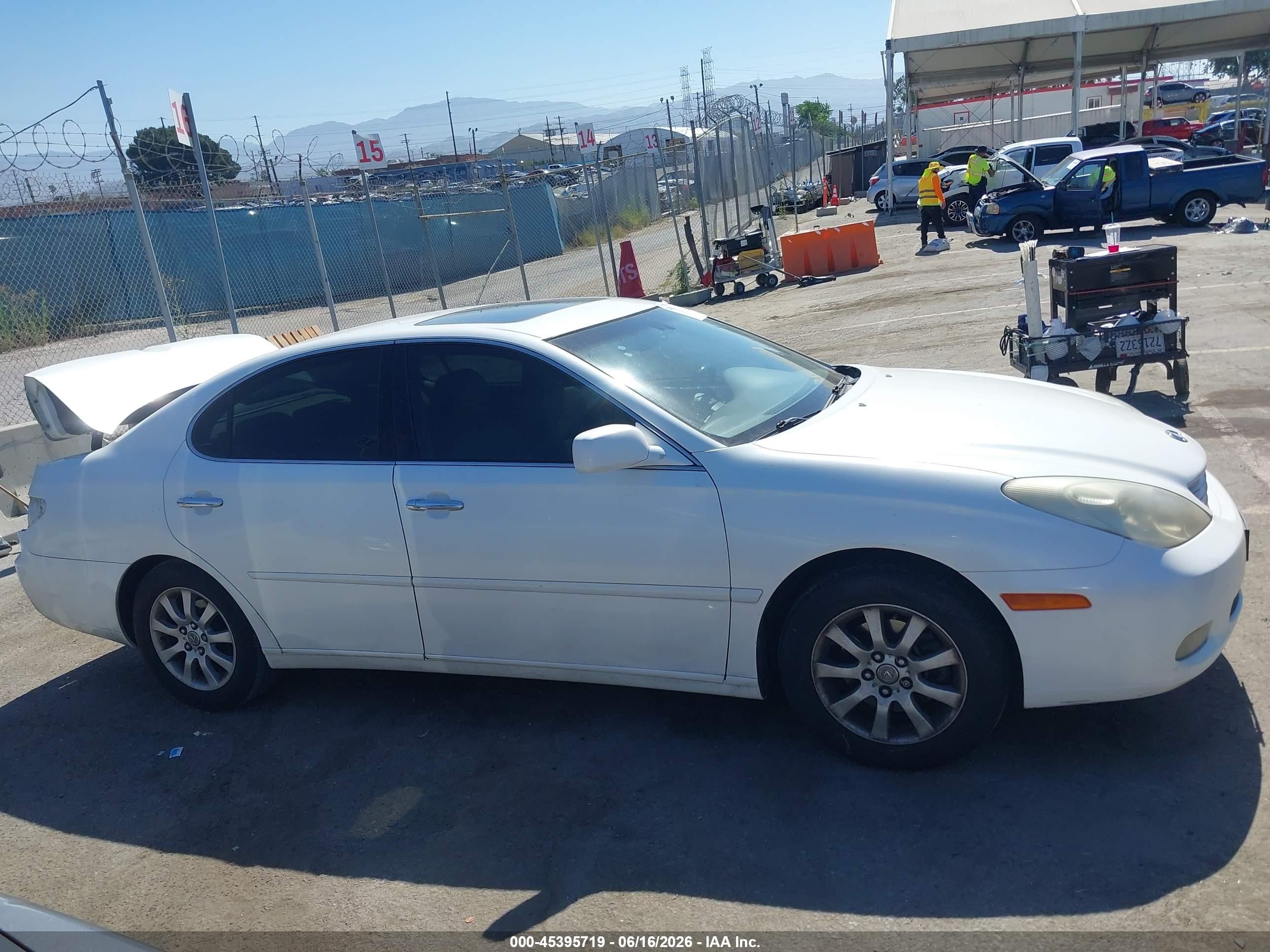 2004 Lexus Es 330   White vin: JTHBA30G545042630