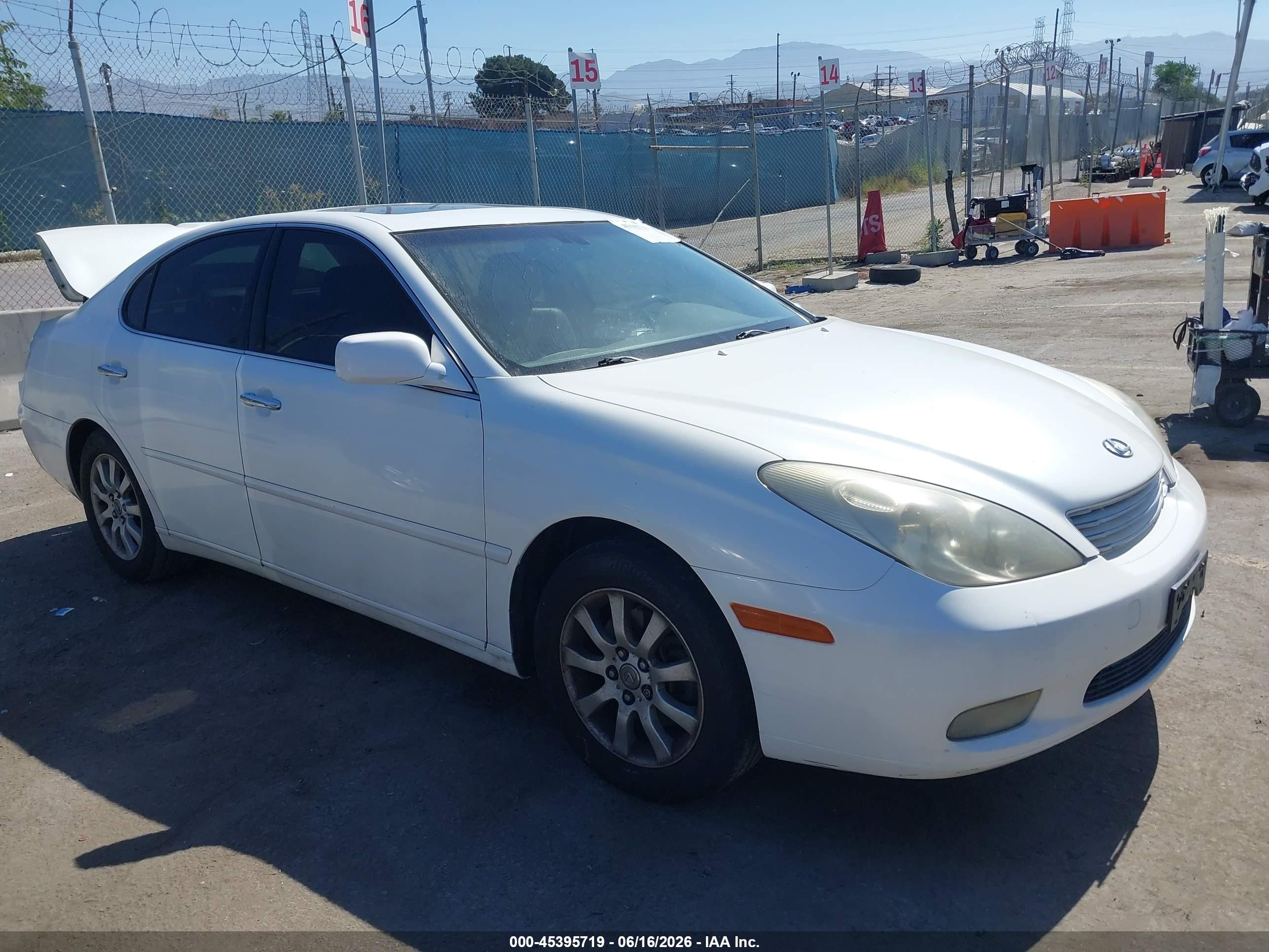 2004 Lexus Es 330   White vin: JTHBA30G545042630