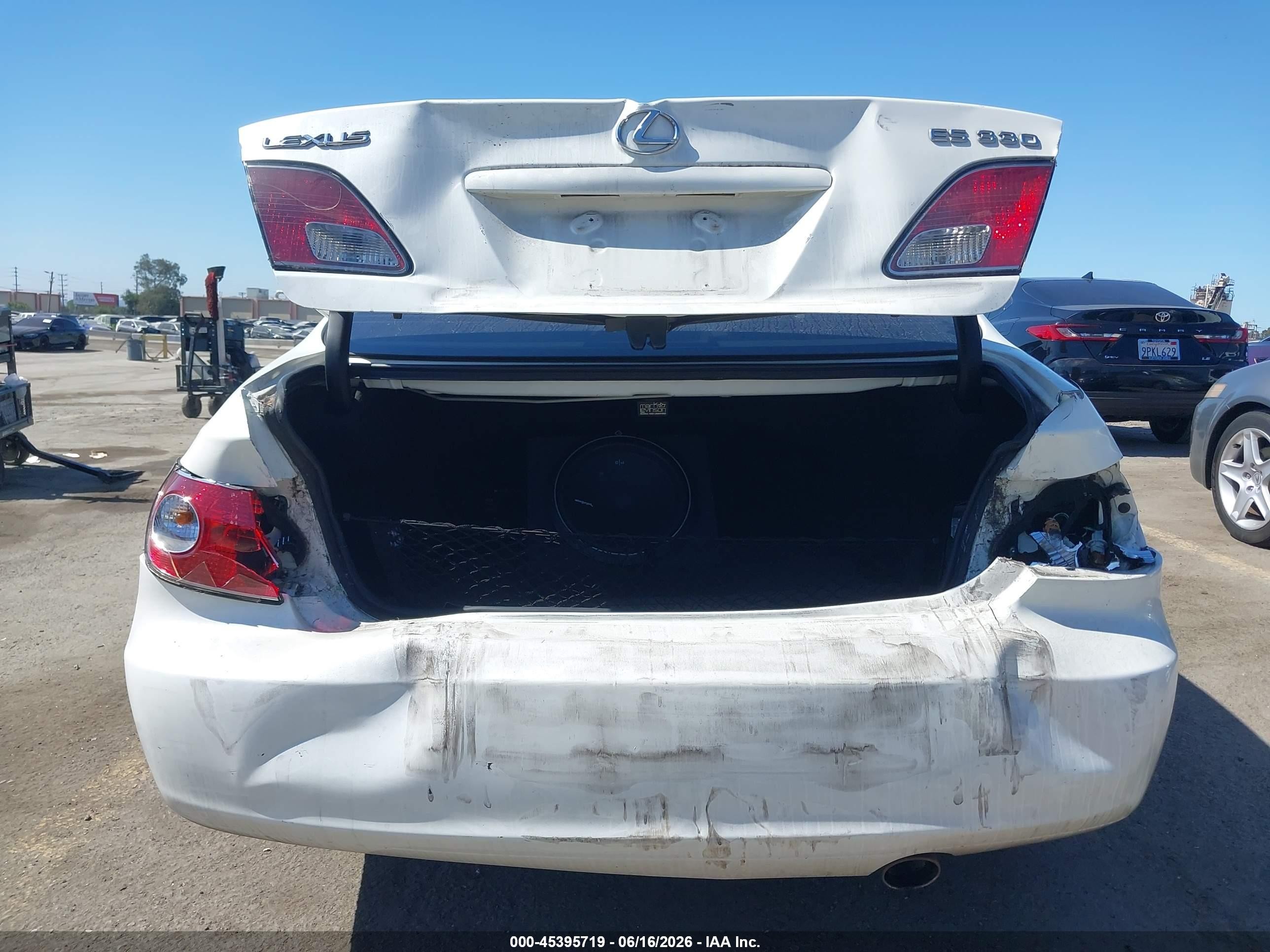 2004 Lexus Es 330   White vin: JTHBA30G545042630