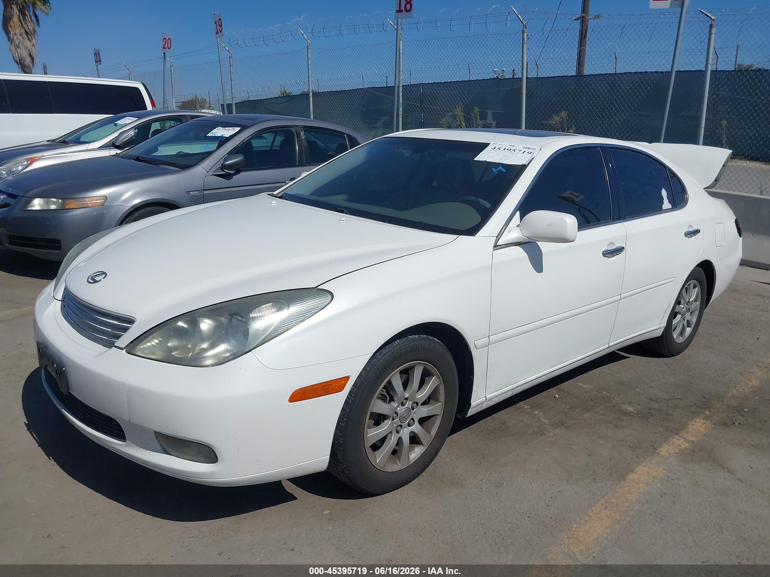 2004 Lexus Es 330   White vin: JTHBA30G545042630