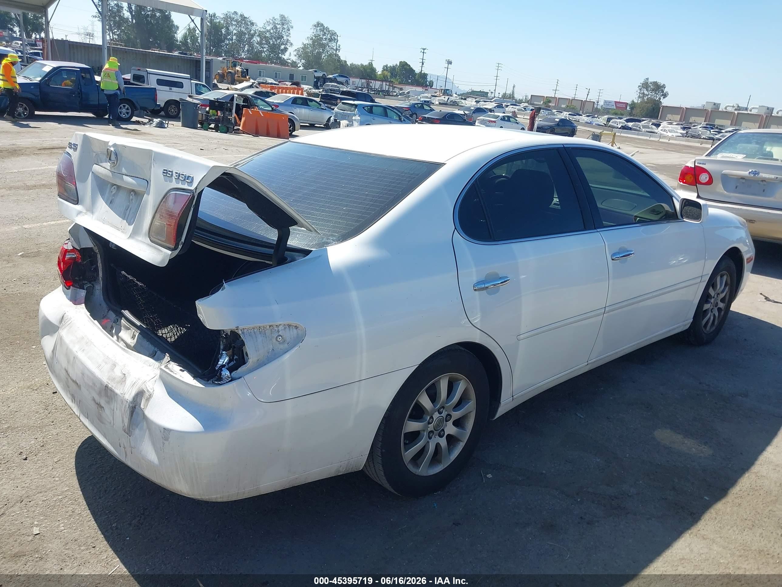 2004 Lexus Es 330   White vin: JTHBA30G545042630
