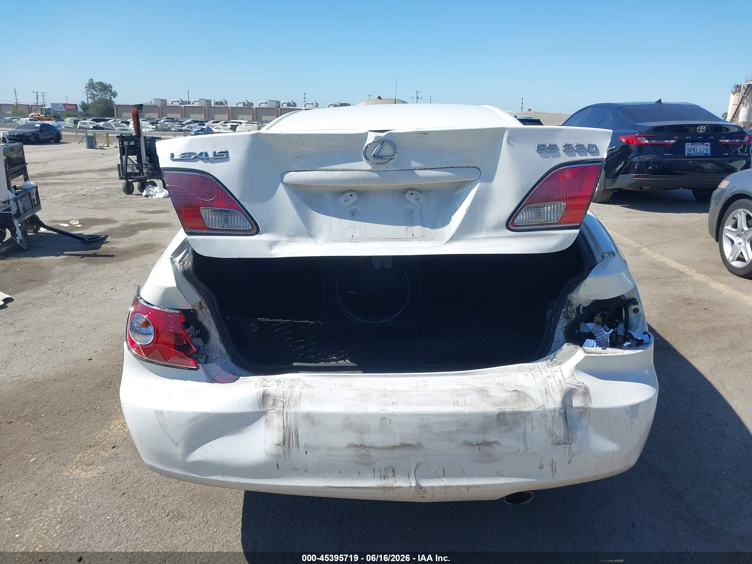 2004 Lexus Es 330   White vin: JTHBA30G545042630