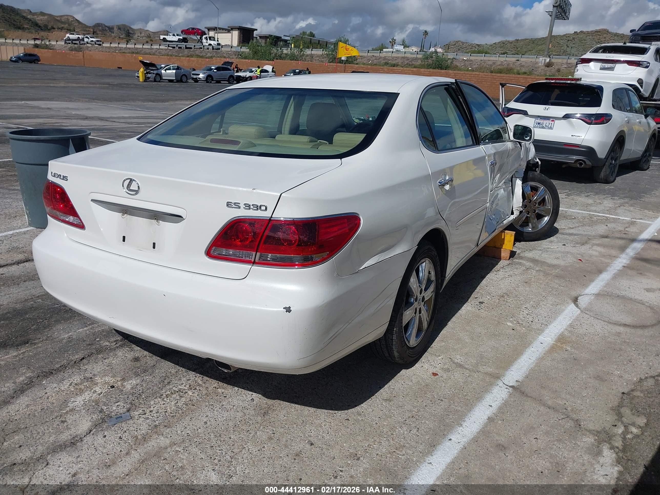 2005 Lexus Es 330   White vin: JTHBA30G855067488
